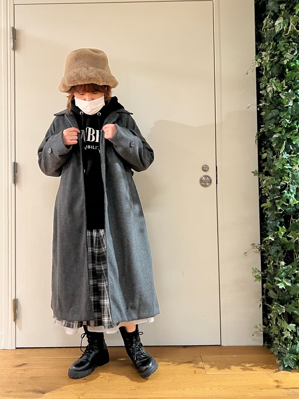 「ロゴスウェット、パーカー、チェック、ロングコート、コート、アウター、フーディー、オリーブ デ オリーブ(OLIVE des OLIVE)、冬コーデ、チュニック、トレーナー、スカート、カジュアル、バケットハット、冬」｜「OLIVE des OLIVEの裏起毛フーディチュニック（パーカー、ブラック系）」を使った、かおりさん（レディース・162cm）の冬コーディネートの1枚目の写真