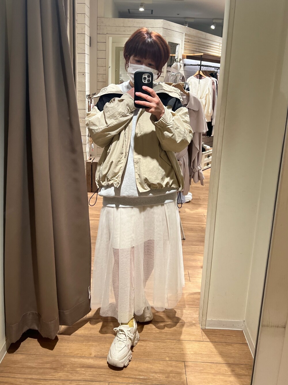 「春服デビュー宣言、チュールスカート、アウター、オリーブ デ オリーブ(OLIVE des OLIVE)、シンプルコーデ、きれいめカジュアル、マウンテンパーカー、スニーカー、カジュアルコーデ、プチプラ、大人カジュアル、シンプル、大人コーデ、#春コーデ、着回しコーデ」｜「OLIVE des OLIVEのマルチwayチュール×ミニスカート（スカート、ホワイト系）」を使った、かおりさん（レディース・162cm）の春コーディネートの1枚目の写真