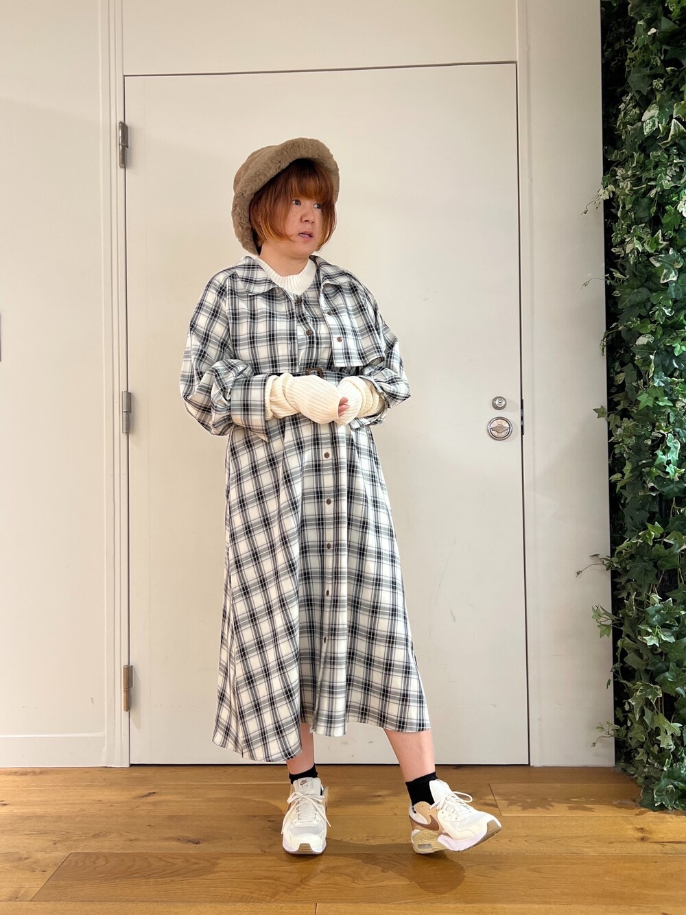 「ロングワンピース、秋コーデ、チェック、モノトーン、プチプラ、韓国ファッション、スニーカー、秋のコーデ、オトナカジュアル、オリーブ デ オリーブ(OLIVE des OLIVE)、いいね、save、フォローお願いします🤑、お出かけコーデ、カジュアルコーデ、楽チンコーデ、オトナカワイイ」｜「OLIVE des OLIVEのマルチウェイトレンチワンピース（ワンピース、ホワイト系）」を使った、かおりさん（レディース・162cm）の秋コーディネートの1枚目の写真