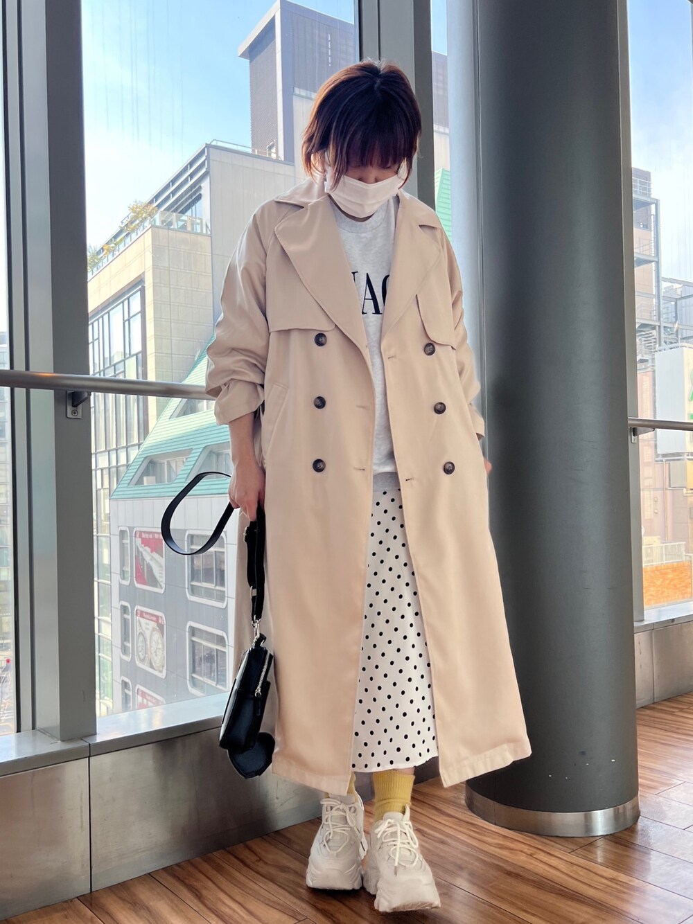 「春服デビュー宣言、厚底シューズ、厚底スニーカー、スニーカー、トレンチコート、アウター、オリーブ デ オリーブ(OLIVE des OLIVE)、ロングコート、春服コーデ、休日コーデ、ロゴスウェット、きれいめカジュアル、シンプルコーデ、マーメイドスカート、春服みてみて」｜「OLIVE des OLIVEのハートポーチ付ショルダー（ショルダーバッグ、ブラック系）」を使った、かおりさん（レディース・162cm）の春コーディネートの1枚目の写真