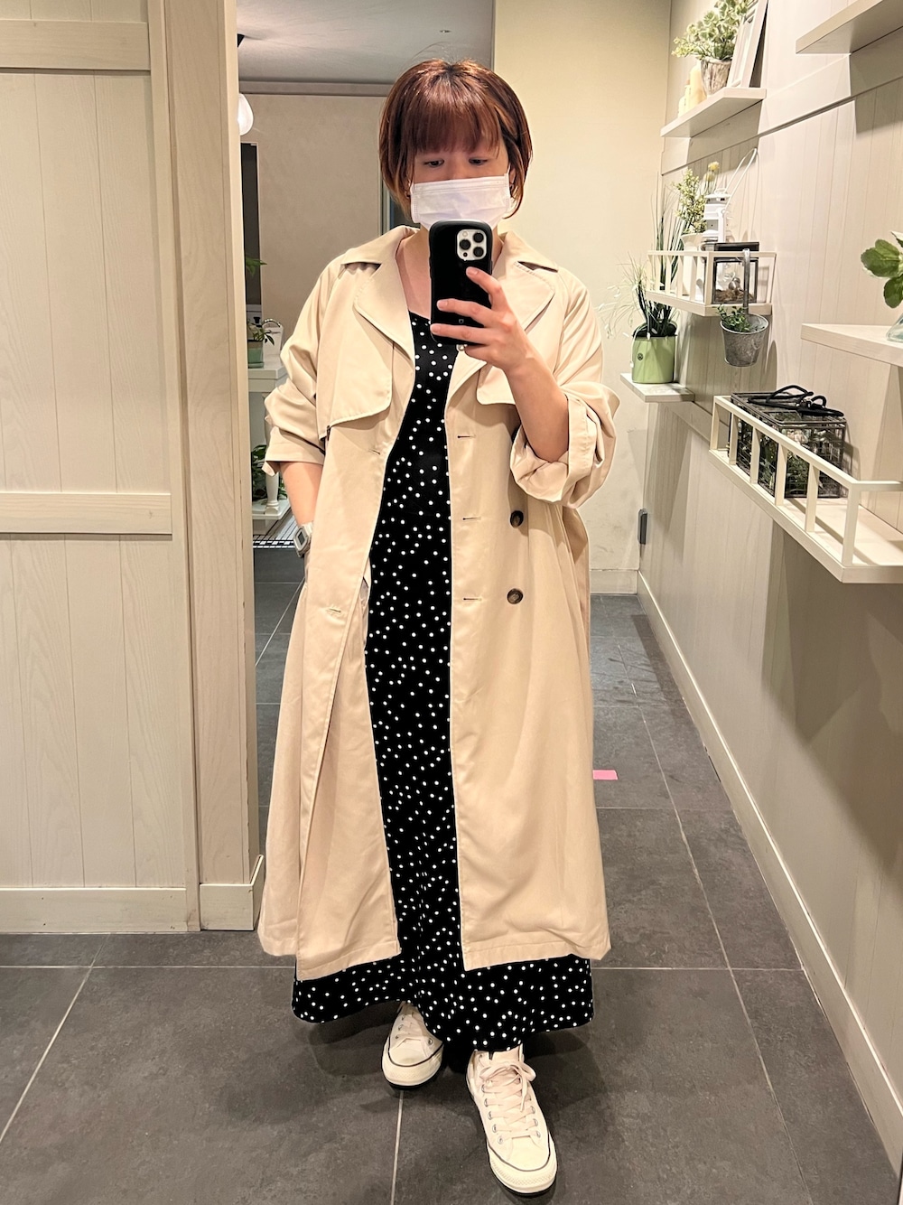 「プチプラ、シンプルコーデ、トレンチコート、アウター、キャミワンピ、ロングワンピース、オリーブ デ オリーブ(OLIVE des OLIVE)、大人コーデ、今日のコーデ、大人女子、スニーカー、スニーカーコーデ、ドット、レイヤードスタイル、カジュアル」｜「OLIVE des OLIVEの【S/M/Lサイズ展開】OliveBasicトレンチコート（トレンチコート、ベージュ系）」を使った、かおりさん（レディース・162cm）の冬コーディネートの1枚目の写真