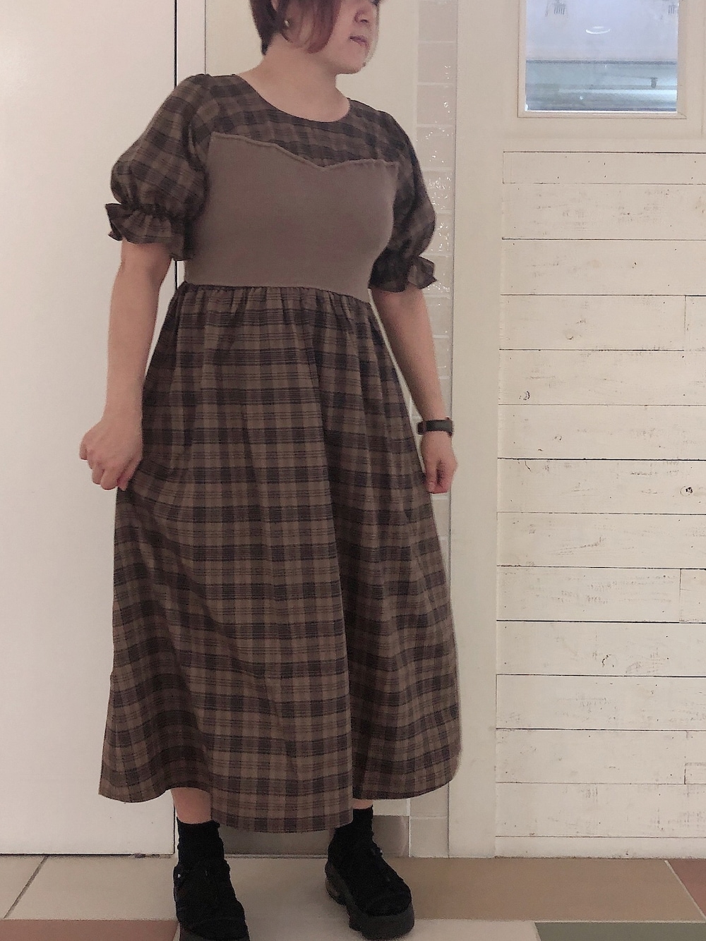 「ラクチンコーデ、オリーブ デ オリーブ(OLIVE des OLIVE)、ブラウン、ワンピース、ロングワンピース、高身長女子、シンプルコーデ、チェック、カジュアル、休日コーデ」｜「OLIVE des OLIVEのドッキングニットビスチェワンピース（ワンピース、ブラウン系）」を使った、かおりさん（レディース・162cm）の夏コーディネートの1枚目の写真