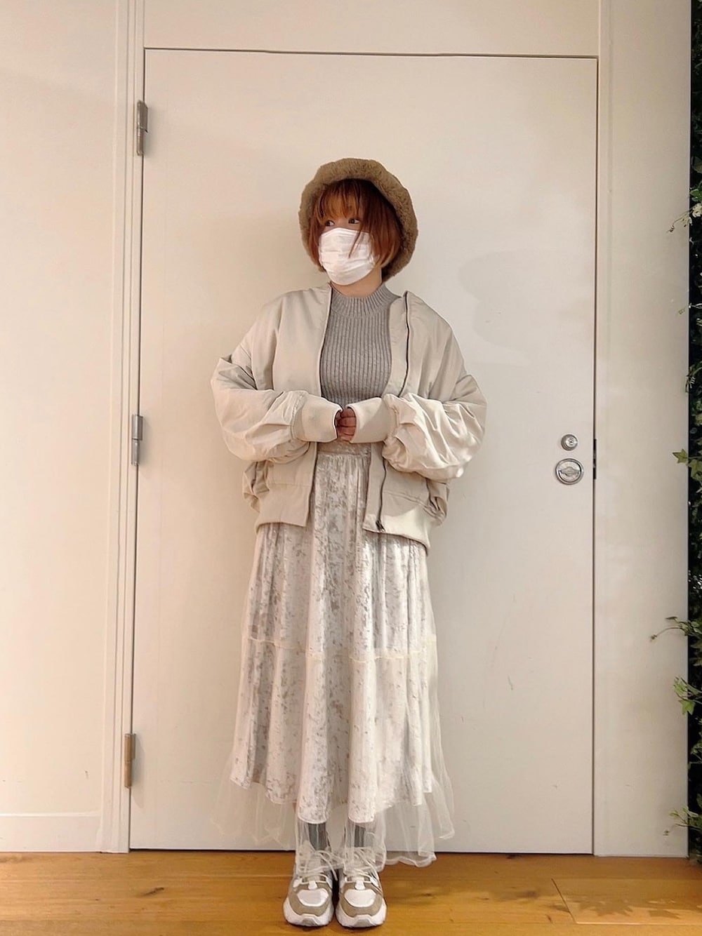 「秋ルック紹介するよ、ベージュ、レイヤードスタイル、ブルゾン、ビッグシルエット、秋コーデ、プチプラ、シンプルコーデ、スニーカー、オトナカジュアル、オリーブ デ オリーブ(OLIVE des OLIVE)、ゆるコーデ、オーバーサイズ、スカート、スニーカーコーデ」｜「OLIVE des OLIVEのチュール重ねプリーツスカート（スカート、ホワイト系）」を使った、かおりさん（レディース・162cm）の秋コーディネートの1枚目の写真