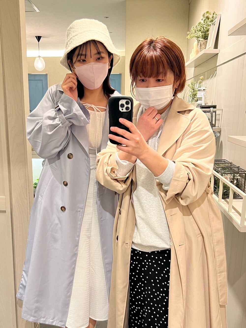 「トレンチコート、トレンチ、アウター、ロングコート、ロゴスウェット、きれいめカジュアル、春アウター、ワンピース、キャミワンピ、ロングワンピース、お出かけコーデ、バケットハット、春、オトナ女子、オリーブ デ オリーブ(OLIVE des OLIVE)」｜「OLIVE des OLIVEの【S/M/Lサイズ展開】OliveBasicトレンチコート（トレンチコート、ベージュ系）」を使った、かおりさん（レディース・162cm）の春コーディネートの1枚目の写真