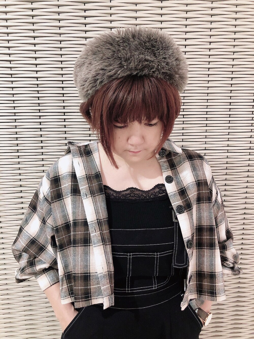 ブラック系のワンピース、ブラック系のシャツ/ブラウス、ブラック系のタンクトップを着用したレディースの秋コーディネートの1枚目の写真