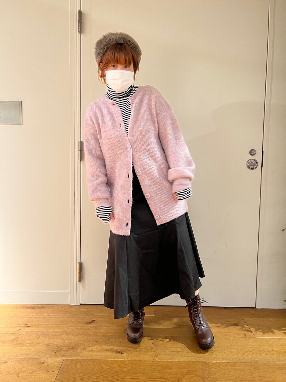 ブラック系のスカート、パープル系のカーディガン/ボレロ、その他のTシャツ/カットソーを着用したレディースの秋コーディネートの1枚目の写真