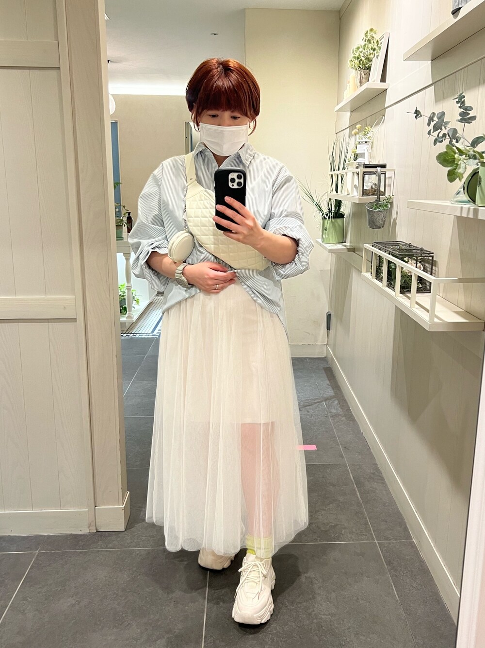 「春コーデ、韓国ファッション、春服コーデ、いまどきジャケット写真、シンプルコーデ、プチプラコーデ、オリーブ デ オリーブ(OLIVE des OLIVE)、スニーカー、厚底シューズ、チュールスカート、春夏コーデ、シャツスタイル、シャツ、ボディバッグ、ストライプシャツ」｜「OLIVE des OLIVEのマルチwayチュール×ミニスカート（スカート、ホワイト系）」を使った、かおりさん（レディース・162cm）の春コーディネートの1枚目の写真