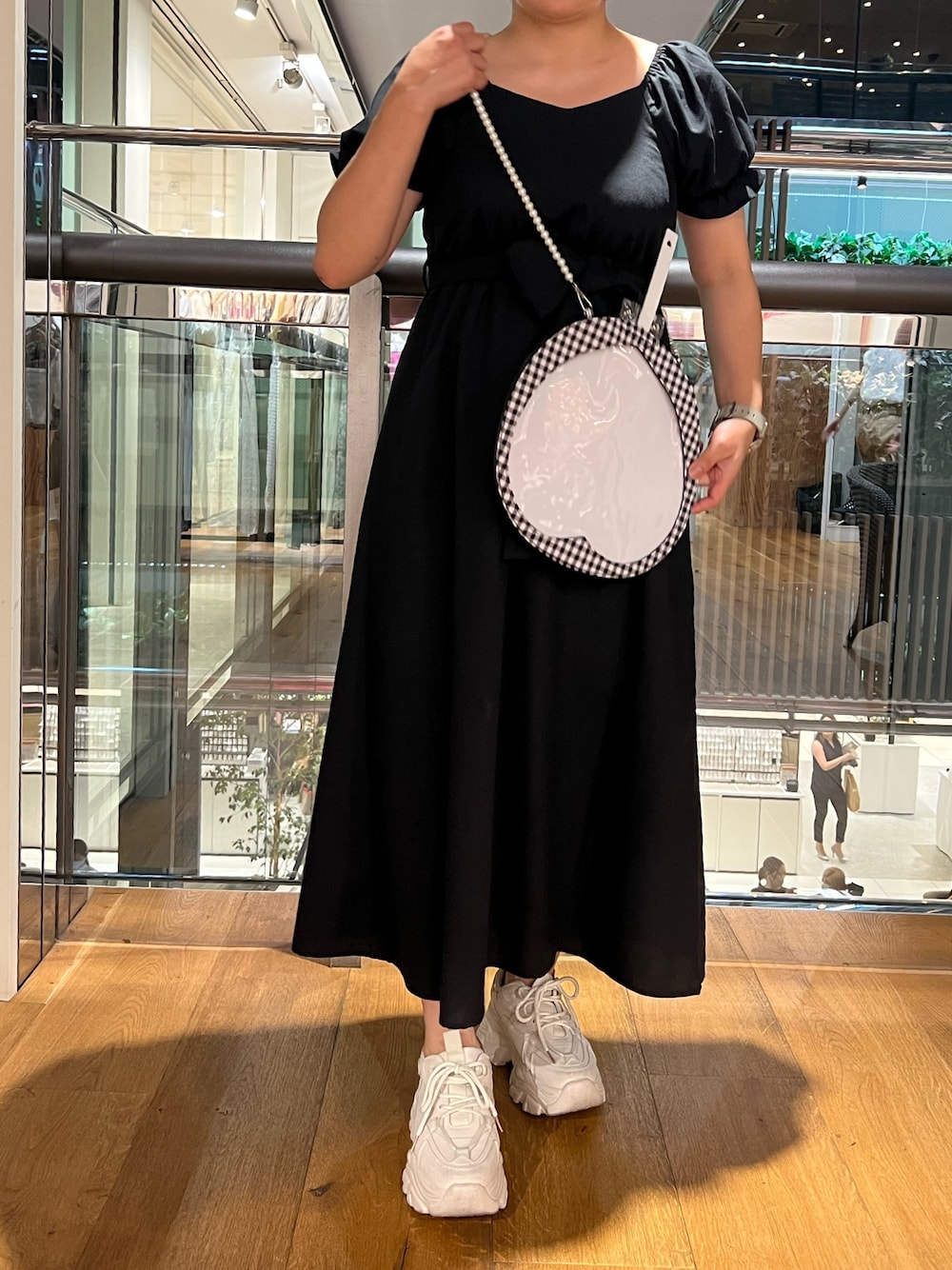 「ワンピース、オトナカジュアル、夏セールで買いました、スニーカー、オリーブ デ オリーブ(OLIVE des OLIVE)、シンプルスタイル、夏コーデ、楽チンコーデ、ワンピース×スニーカー、黒、厚底シューズ、うちわケース、シンプル、大人かわいい、今日のコーデ」｜「OLIVE des OLIVEのシャーリングダブルフロントワンピース　1031090640（ワンピース、ブラック系）」を使った、かおりさん（レディース・162cm）の夏コーディネートの1枚目の写真