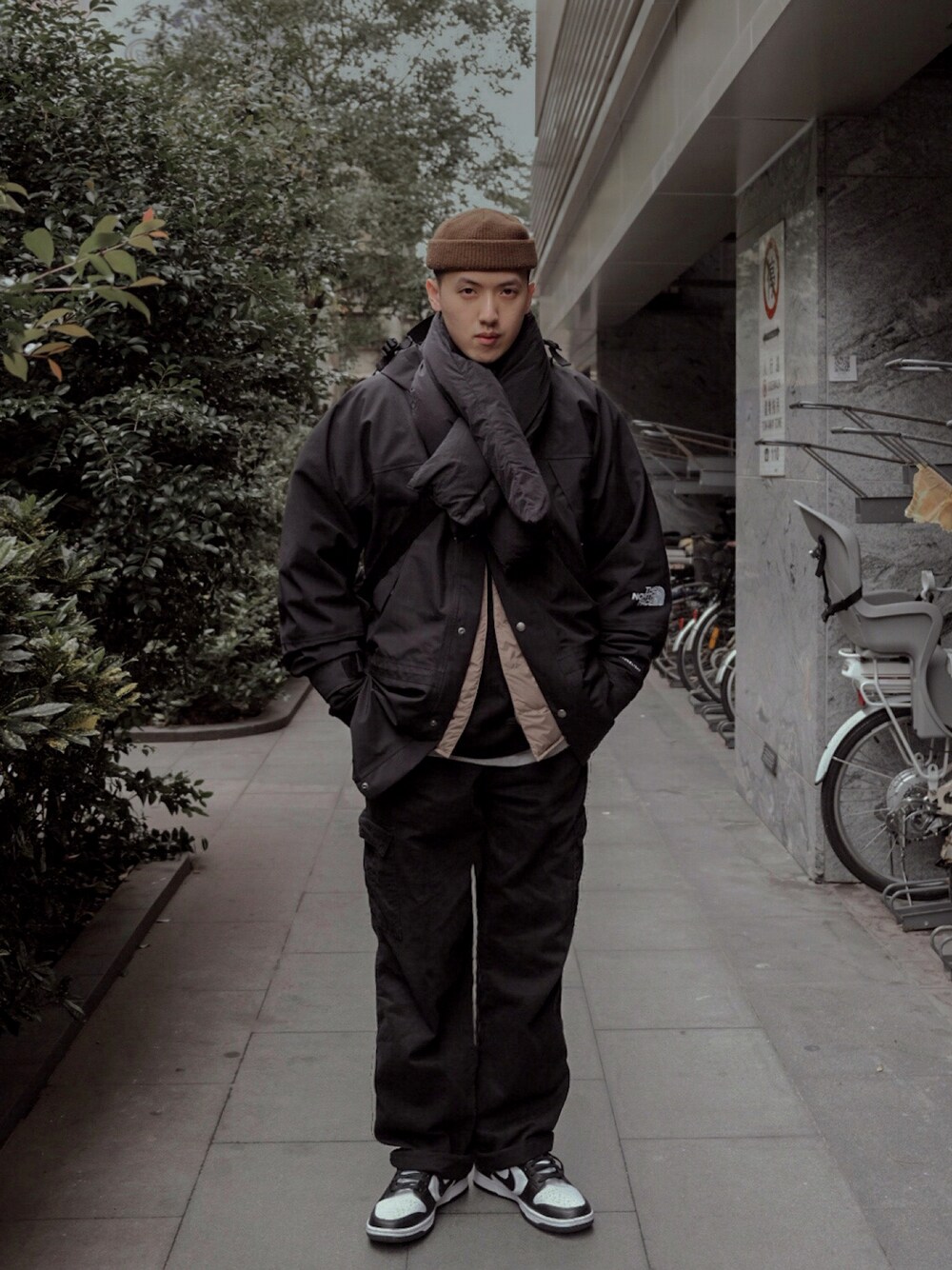 「ootd、oversize、古着MIX、street、コンバース、コート、街頭穿搭、daily look、ジャケット」｜「THE NORTH FACEのアイテム（ジャケット/アウター、ブラック系）」を使った、LWJさん（メンズ・177cm）の冬コーディネートの1枚目の写真