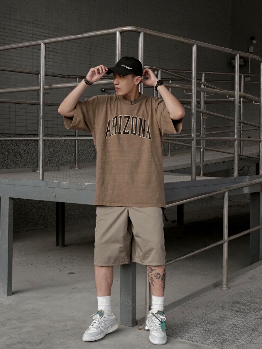 「ootd、休閒、oversize、street、off white、NIKE、コーデュロイ、コンバース」｜「off whiteのアイテム（シューズ、グレー系）」を使った、LWJさん（メンズ・177cm）の秋コーディネートの1枚目の写真