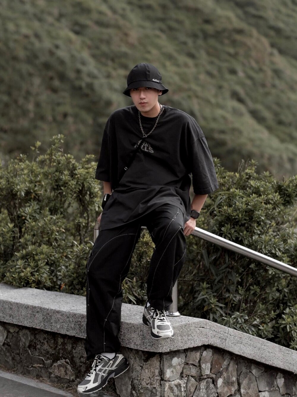 「おしゃれさんと繋がりたい」｜「ASICSのアイテム（スニーカー、ブラック系）」を使った、LWJさん（メンズ・177cm）の秋コーディネートの1枚目の写真