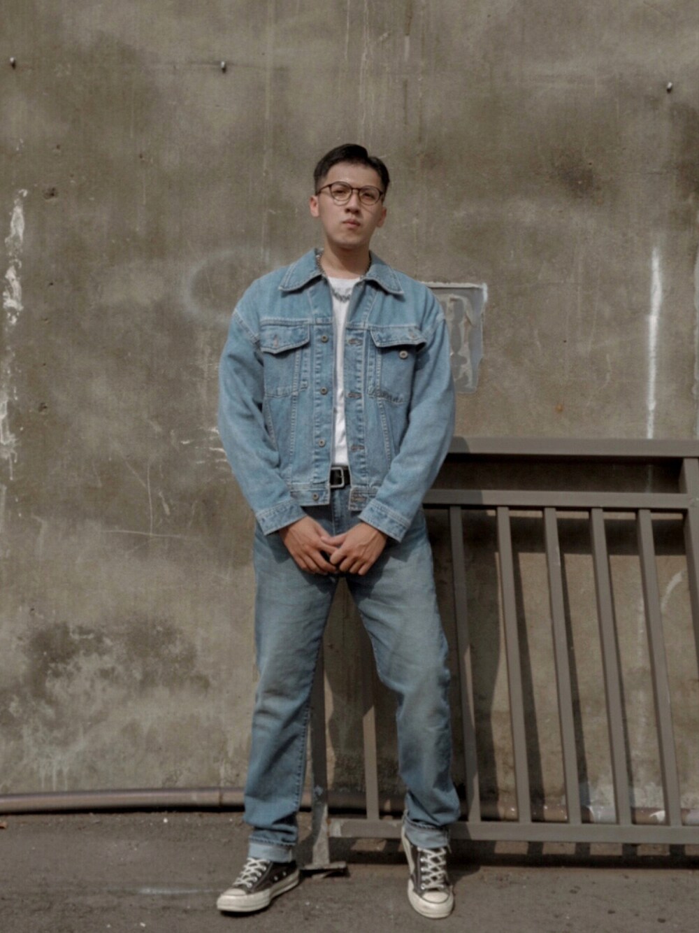 「ootd、Levis、converse、休閒、基礎款、jeans」｜「Levi'sのアイテム（デニムパンツ、ブルー系）」を使った、LWJさん（メンズ・177cm）の秋コーディネートの1枚目の写真