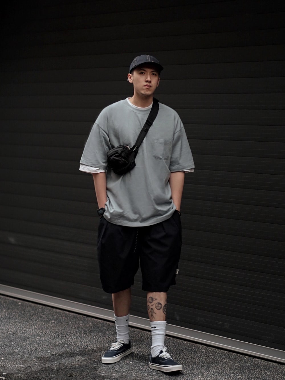 「ootd、コーディネート、コーデュロイ、コーデ、街頭穿搭、oversize、ゆるい」｜「VANSのアイテム（シューズ、ブルー系）」を使った、LWJさん（メンズ・177cm）の春コーディネートの1枚目の写真