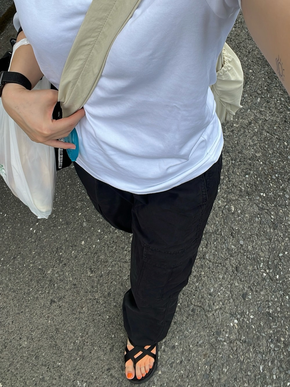 「UNIQLO、夏コーデ、出勤コーデ」｜「Javaの《JaVa ジャバコラボ》クロスストラップサンダル（サンダル、ブラック系）」を使った、rikoさん（レディース・156cm）の夏コーディネートの1枚目の写真