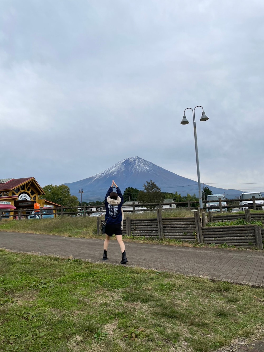 「LOWRYS FARMのタンクソールブーツ　123068（ブーツ、ブラック系）」を使った、rikoさん（レディース・156cm）の冬コーディネートの1枚目の写真