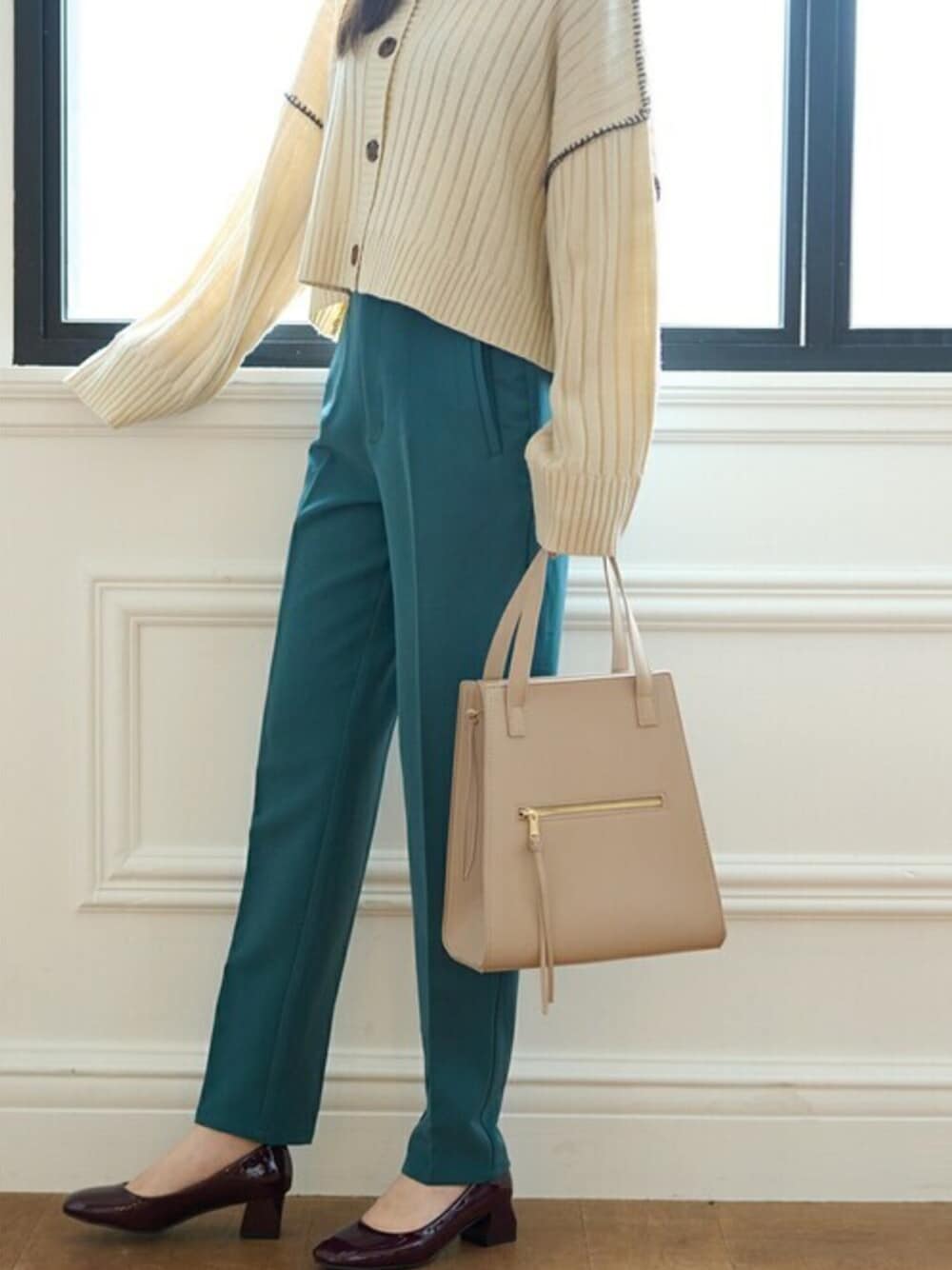 「テーパードパンツ、カーディガン、トートバッグ、パンプス、大人カジュアル、プチプラ、GRL、グレイル、秋コーデ、配色ステッチ」｜「GRLの2wayサイドファスナートートバッグ（トートバッグ、ベージュ系）」を使った、GRLグレイル_OFFICIALさん（レディース・161cm）の秋コーディネートの1枚目の写真