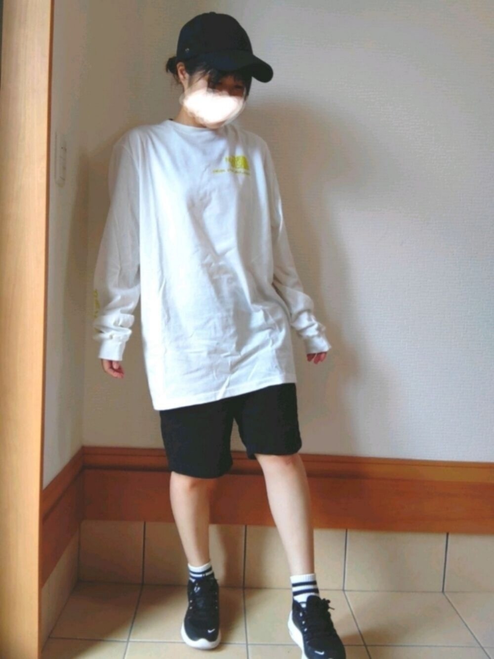 ホワイト系のTシャツ/カットソー、ブラック系のチノパンツ、ブラック系のスニーカーを着用したレディースの夏コーディネートの1枚目の写真