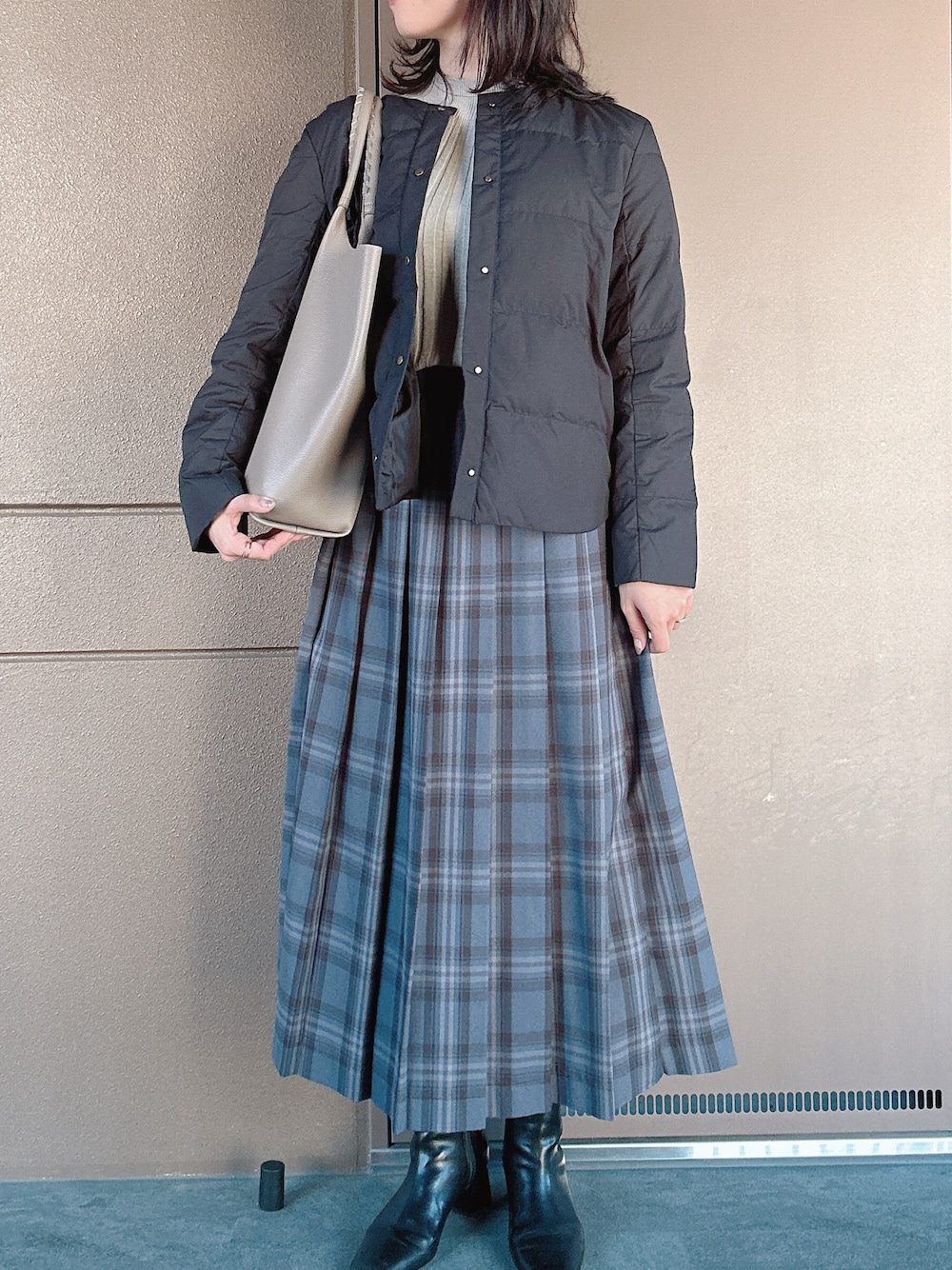 「オトナカジュアル、大人コーデ、休日スタイル、休日コーデ、ファッションを楽しもう、オトナ女子、大人ガーリー、チェックスカート、ロングスカート、黒ブーツ、トートバッグ、ラクチンコーデ、おしゃれさんと繋がりたい、ダウンジャケット、指輪慣れない」｜「GALLARDAGALANTEのチャンキーヒールショートブーツ（ブーツ、ブラック系）」を使った、toommypeco5さん（骨格ストレート・レディース・165cm）の冬コーディネートの1枚目の写真