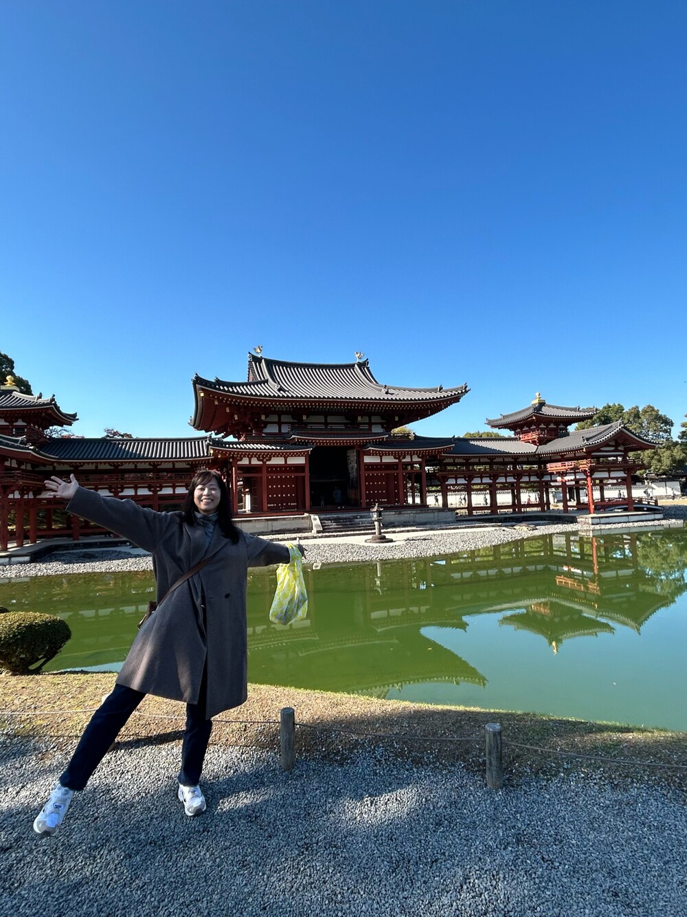 「おでかけコーデ、おでかけスタイル、デートコーデ、休日スタイル、休日コーデ、京都、京都旅行、30代コーデ、スニーカー、スニーカーコーデ、秋冬コーデ、冬コーデ、冬コート」｜「PUBLIC TOKYOの【JJ5月号掲載】PUBLIC DENIM PINTUCK/ピンタックデニムパンツ（デニムパンツ、ブルー系）」を使った、toommypeco5さん（骨格ナチュラル・レディース・165cm）の冬コーディネートの1枚目の写真