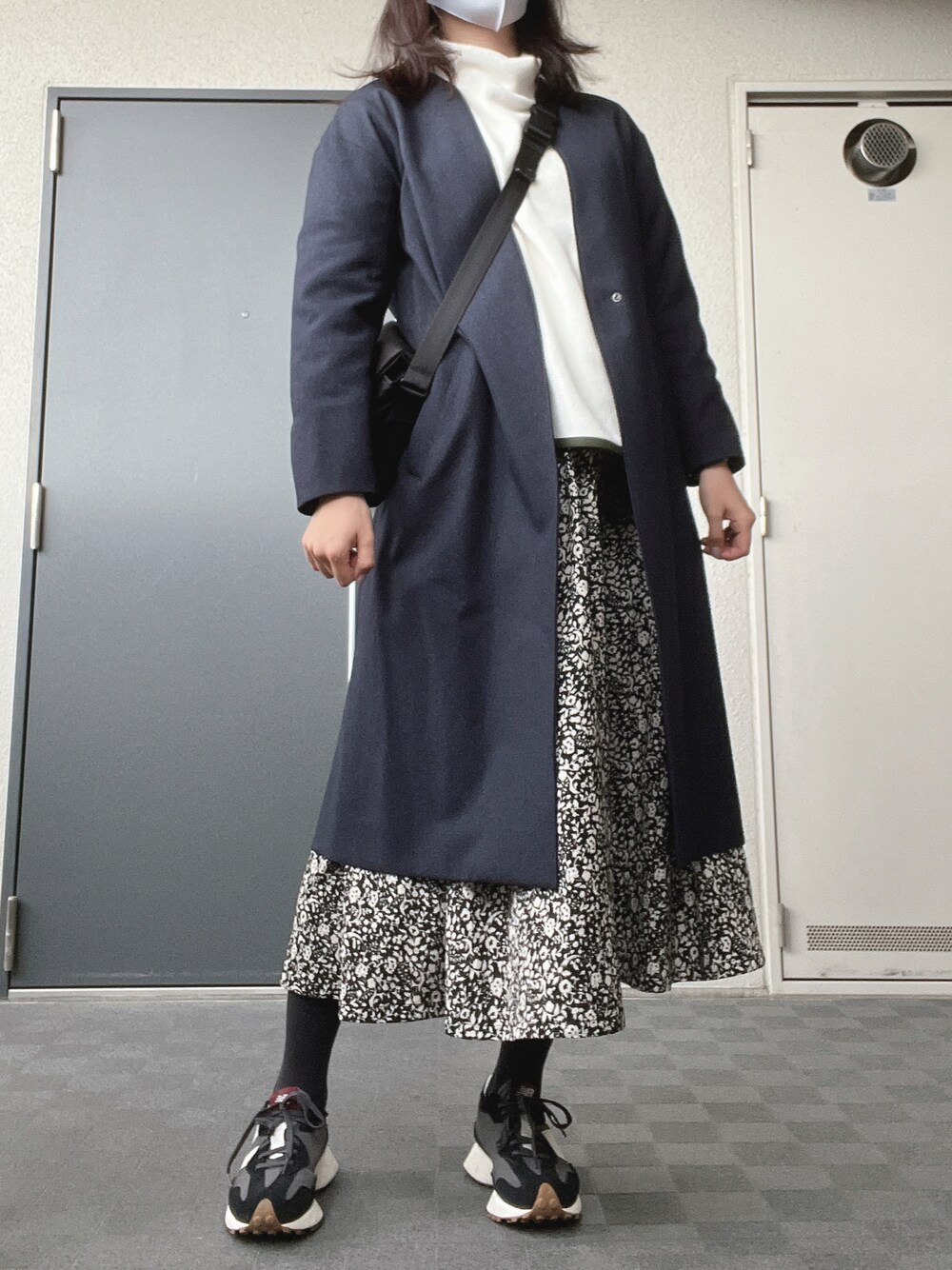 「UNIQLO、休日スタイル、休日コーデ、リラックススタイル、花柄スカート、今日のコーデ、秋冬コーデ、スニーカーコーデ、スカート×スニーカー」｜「NEW BALANCEのWS327（スニーカー、ブラック系）」を使った、toommypeco5さん（レディース・165cm）の秋コーディネートの1枚目の写真