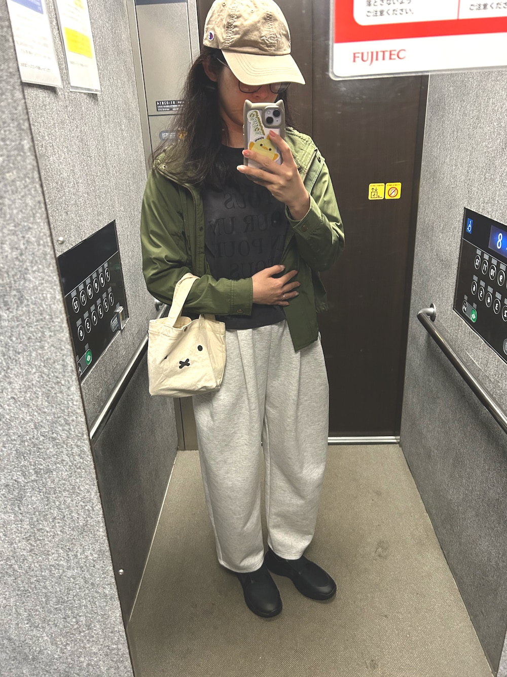 「大人カジュアル、オトナ女子、春コーデ、ラクチンコーデ、春、ゆるコーデ、お出かけコーデ、お出かけスタイル、スウェットパンツ、シンプルスタイル」｜「NIKEのNIKE ナイキ 20-25(H) FLEX RUNNER 3 (GS) フレックス ランナー 3 GS KFN1294 002BLK/ANTHRA（スニーカー、ブラック系）」を使った、toommypeco5さん（骨格ナチュラル・レディース・165cm）の春コーディネートの1枚目の写真