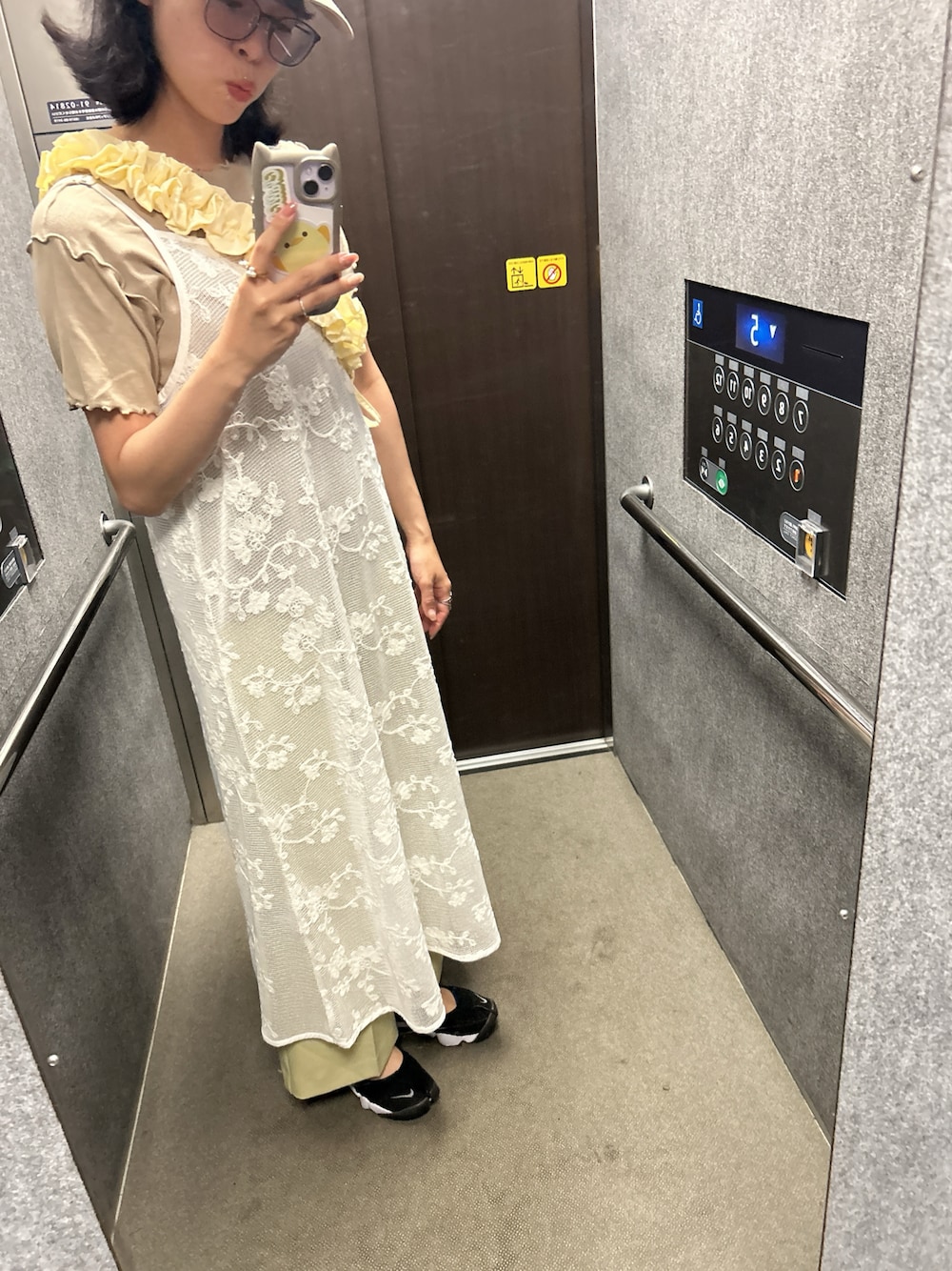 「やっぱり帽子が好き、ワンピース、レースワンピース、レース、NIKE、イエローパンツ、お出かけコーデ、おでかけコーデ、休日スタイル、休日コーデ、ショルダーバッグ、休日カジュアル、大人カジュアル、おでかけスタイル、お出かけスタイル」｜「NIKEのWMNS AIR RIFT BR  848386-001（スニーカー、ブラック系）」を使った、toommypeco5さん（骨格ナチュラル・レディース・165cm）の春コーディネートの1枚目の写真