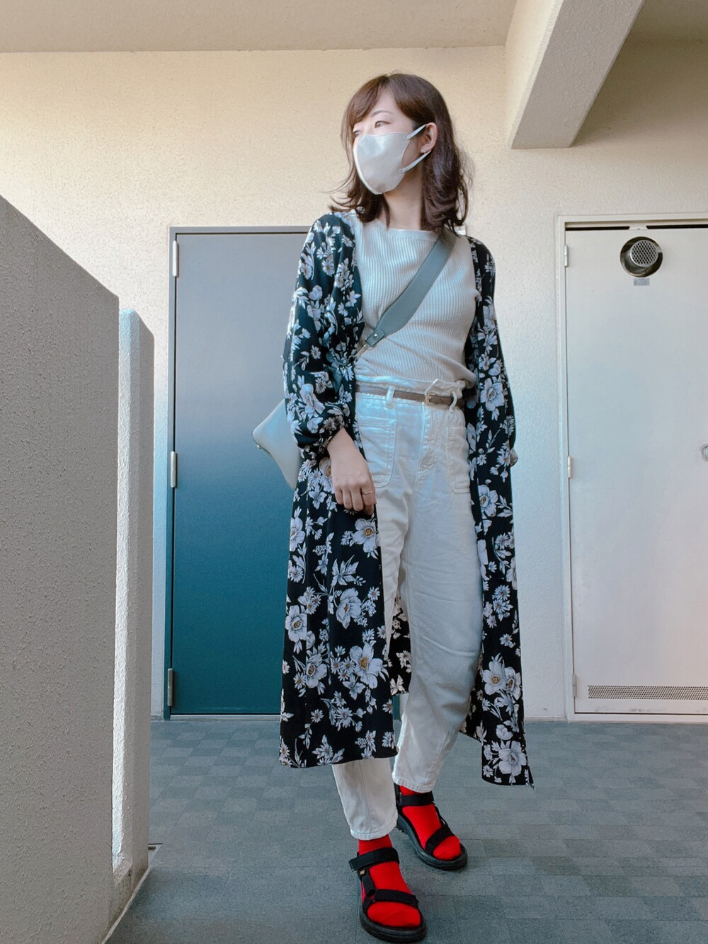 「休日コーデ、お出かけコーデ、今日のコーデ、花柄ワンピース、白パンツ、テバ × ソックス、秋服準備はじめました、大人コーデ、red、秋ルック紹介するよ」｜「Tevaのアイテム（サンダル、ブラック系）」を使った、toommypeco5さん（レディース・165cm）の秋コーディネートの1枚目の写真