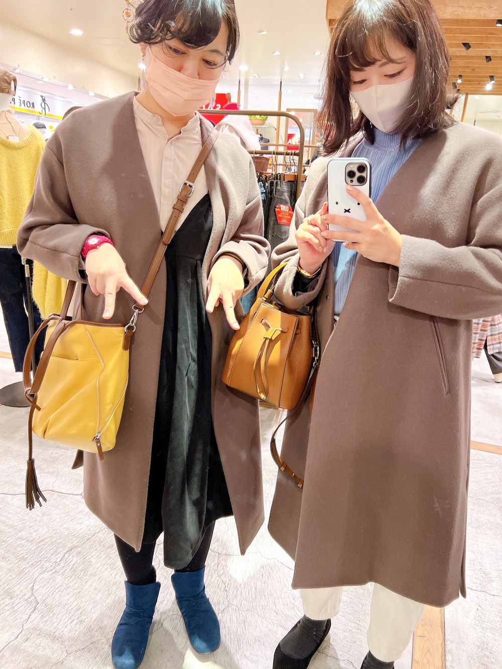 「シンプルコーデ、お出かけコーデ、休日スタイル、休日コーデ、おそろいコーデ、お買い物、冬コーデ」｜「green label relaxingのEX FINE リッタイ スリーブ ノーラペル コート（ノーカラーコート、ブラウン系）」を使った、toommypeco5さん（骨格ストレート・レディース・165cm）の冬コーディネートの1枚目の写真