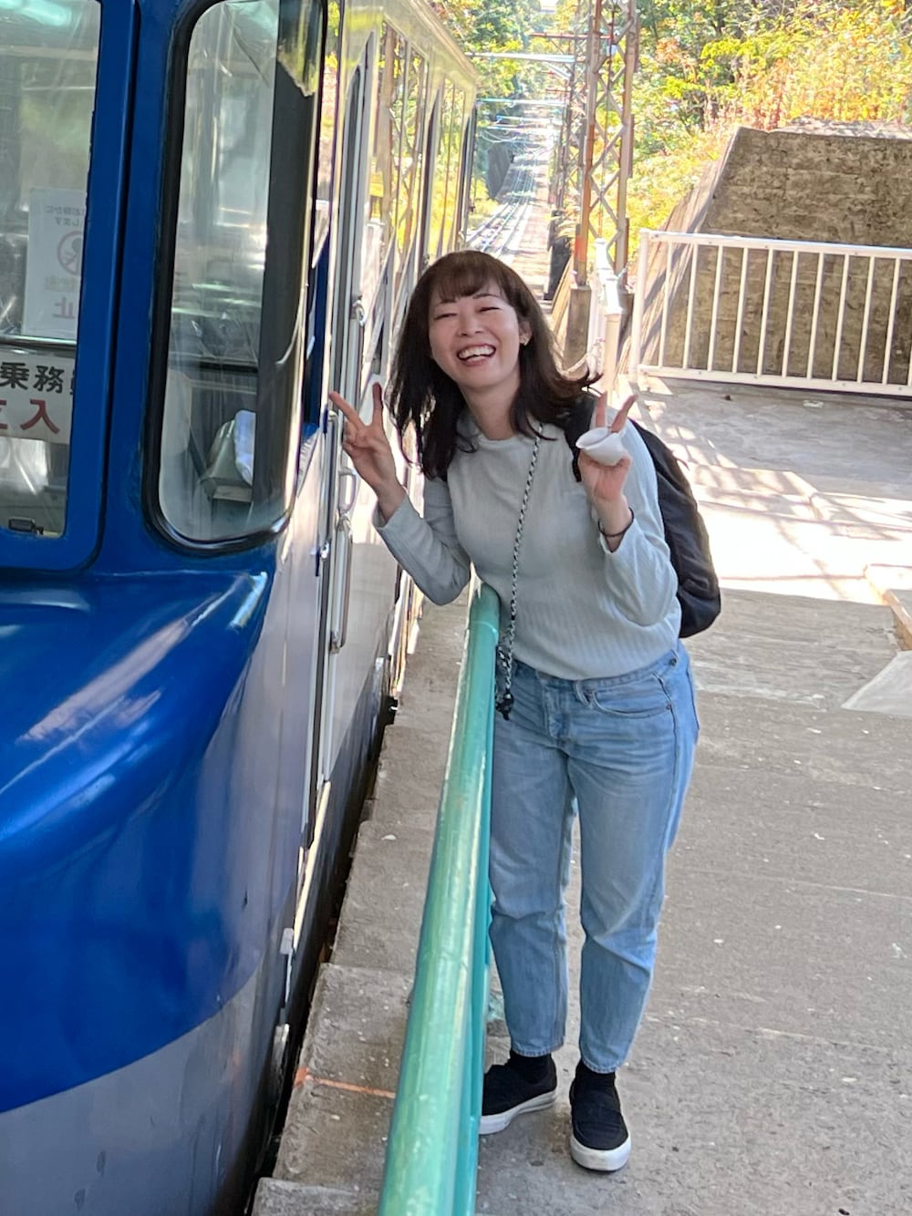 「休日コーデ、秋冬、休日スタイル、おでかけコーデ、お出かけスタイル、おでかけスタイル、ゆったりコーデ、パンツスタイル、デニム」｜「CONVERSEのCONVERSE コンバース シェブロン＆スター ローファー SK / CS LOFR SK (BLACK) 34200210（スリッポン、ブラック系）」を使った、toommypeco5さん（骨格ストレート・レディース・165cm）の秋コーディネートの1枚目の写真