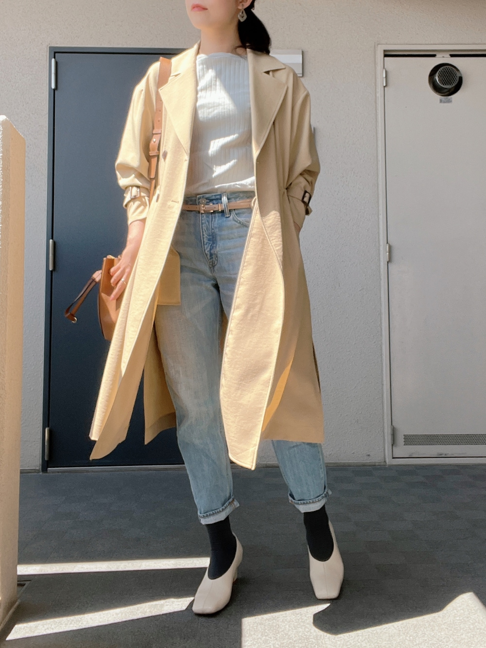 「春コーデ、トレンチコート、休日コーデ、休日スタイル、白パンプス、ジーンズ、ショルダーバッグ、ミントグリーン、大人カジュアル、デニム」｜「green label relaxingの◆SC SIGNATURE デニム パンツ（デニムパンツ、その他）」を使った、toommypeco5さん（レディース・165cm）の春コーディネートの1枚目の写真