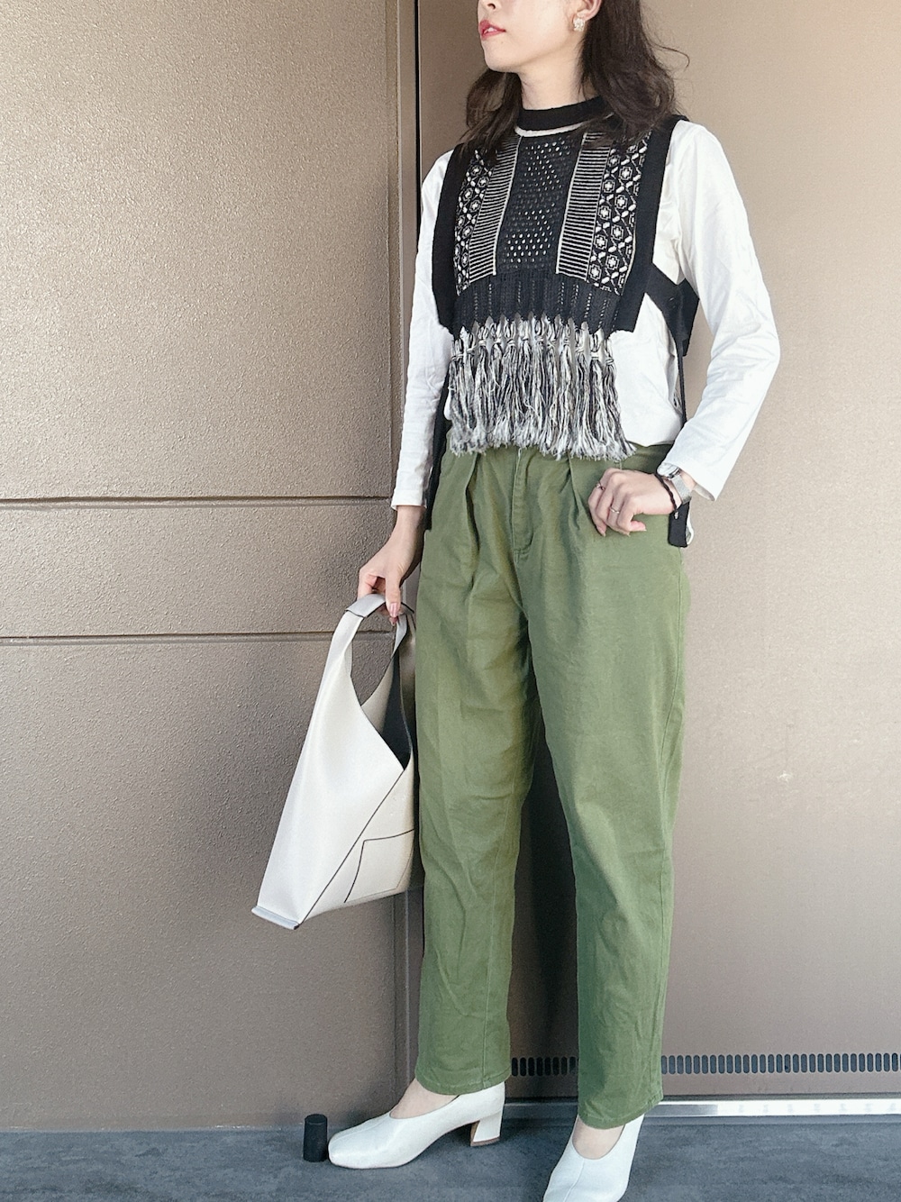 「春服、お出かけコーデ、おでかけコーデ、休日スタイル、休日コーデ、春服みてみて、春、カーキパンツ、カーキ、ビスチェ、ベスト、白バッグ、30代コーデ、オトナカジュアル、大人女子」｜「green label relaxingのアイテム（パンプス、ホワイト系）」を使った、toommypeco5さん（骨格ストレート・レディース・165cm）の春コーディネートの1枚目の写真