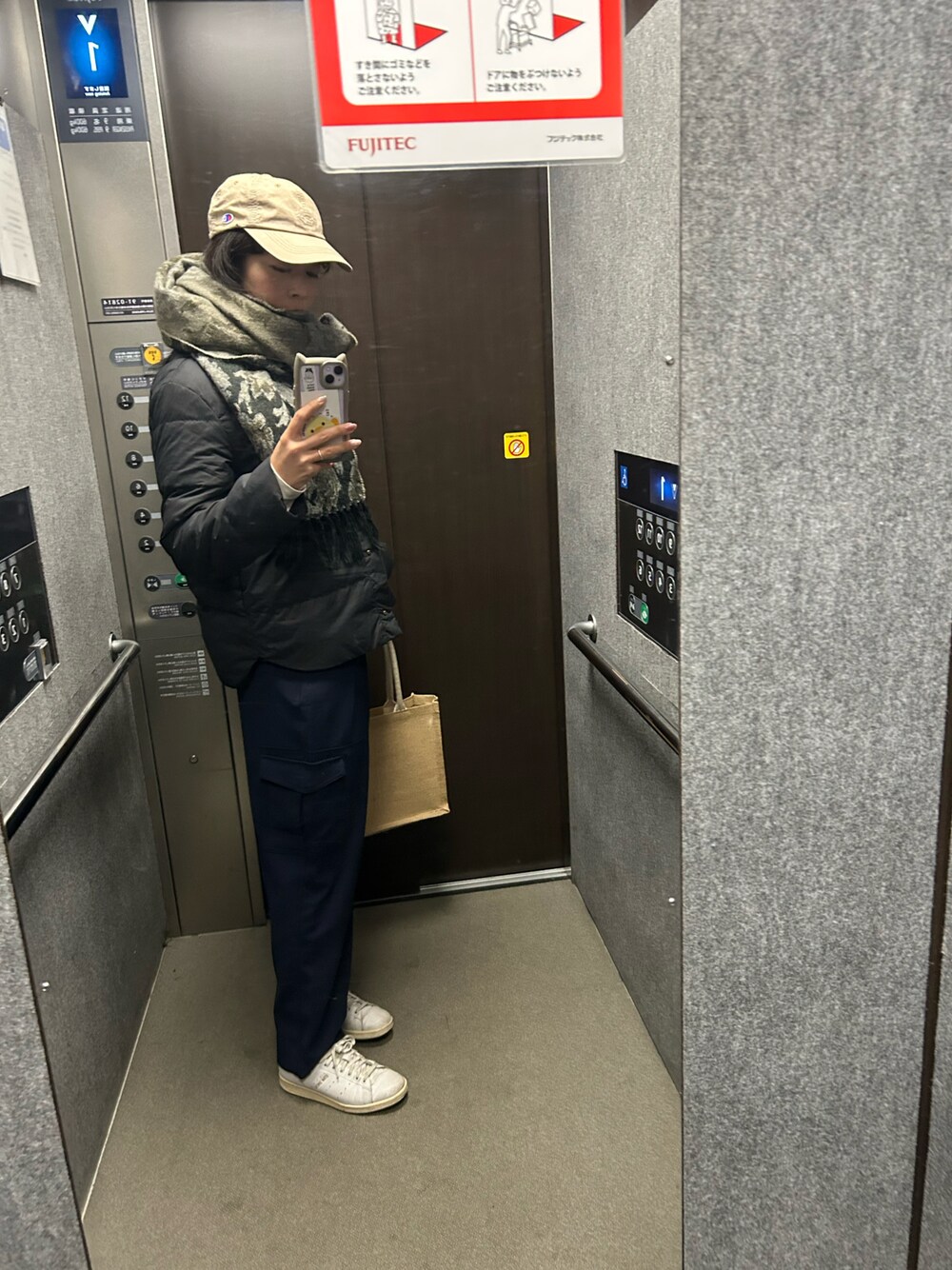 「真冬のあったかスタイル、マフラーぐるぐる、大人可愛い、カジュアルスタイル、キャップ、30代コーデ、休日コーデ、休日スタイル、おでかけコーデ、おでかけスタイル、お出かけコーデ、大人かわいい、レディースファッション」｜「adidasの【ユニセックスサイズ】adidas Originals / STAN SMITH【SP】（スニーカー、ホワイト系）」を使った、toommypeco5さん（骨格ナチュラル・レディース・165cm）の冬コーディネートの1枚目の写真
