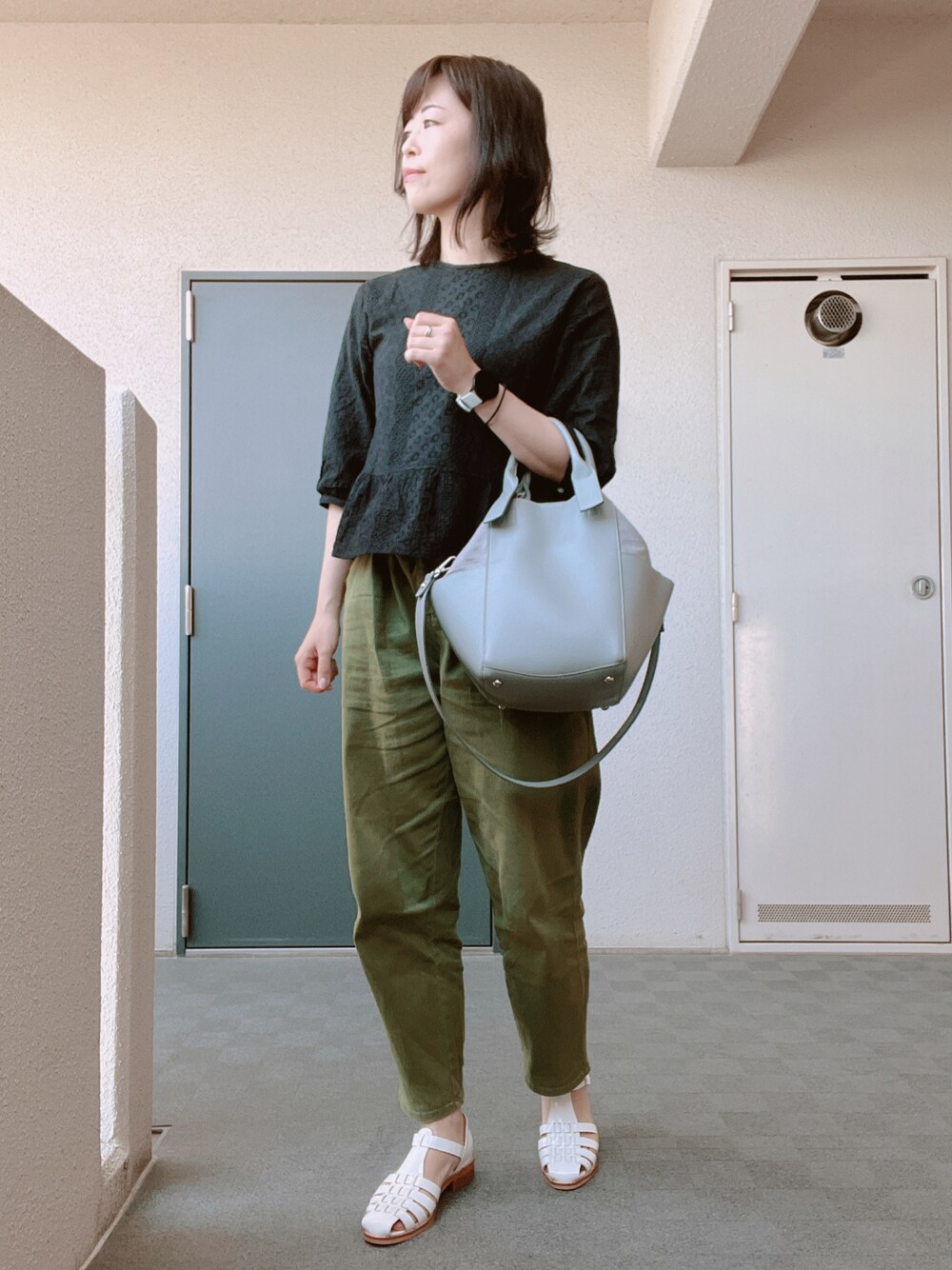 「休日コーデ、シンプルコーデ、大人カジュアル、高身長女子、MOHI、カーキパンツ、おでかけコーデ」｜「green label relaxingのCS イソザイコンビ 2WAY バッグ（ショルダーバッグ、グレー系）」を使った、toommypeco5さん（レディース・165cm）の春コーディネートの1枚目の写真