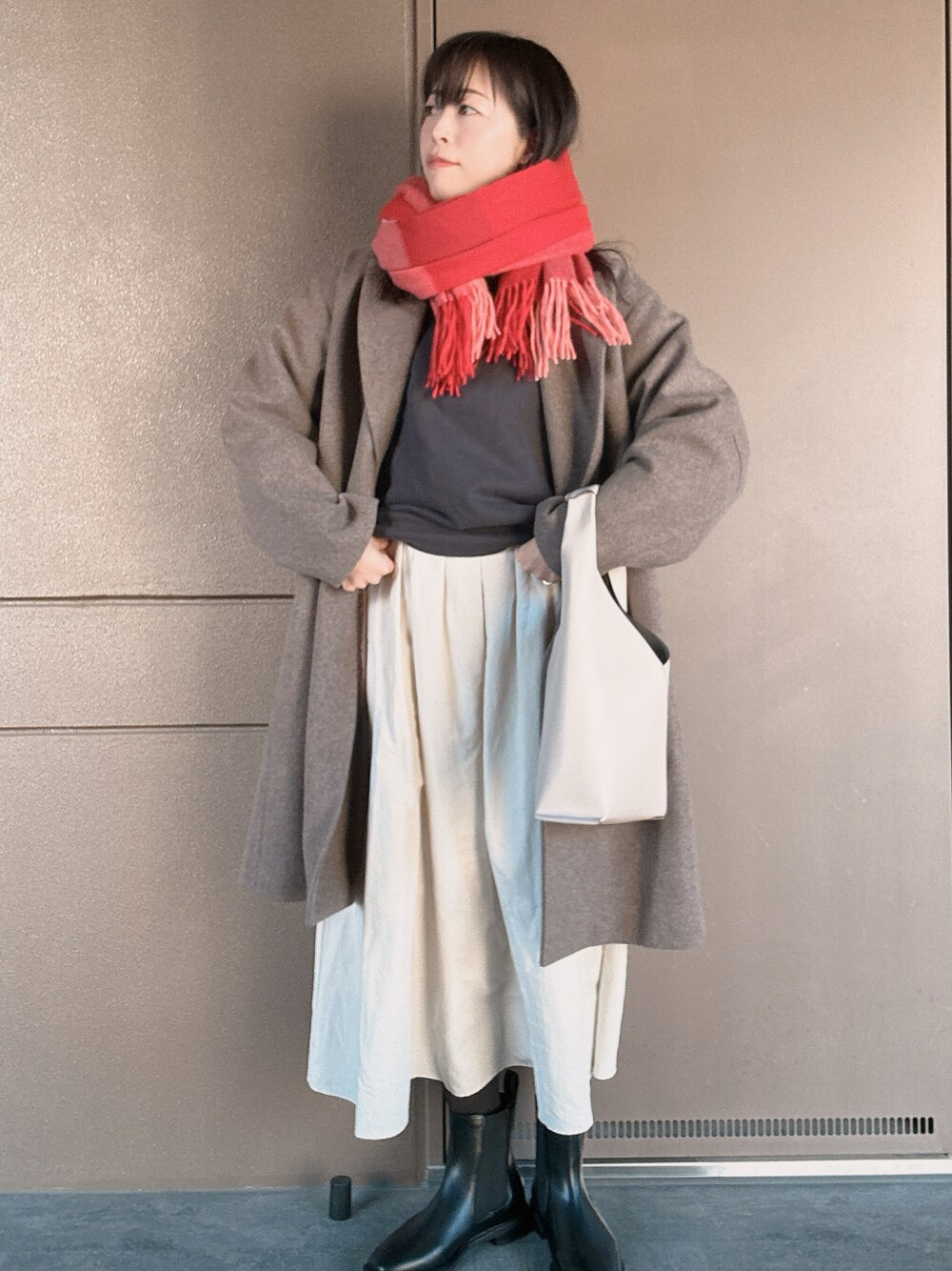 「マフラーぐるぐる、カジュアルスタイル、大人可愛い、大人かわいい、大人コーデ、30代コーデ、30代ファッション、秋冬コーデ、冬コーデ、お出かけコーデ、お出かけスタイル、休日スタイル、休日コーデ、ブーツ×スカート、ブーツ」｜「green label relaxingのスクエア サイドゴア ブーツ- 晴雨兼用 -（ブーツ、ブラック系）」を使った、toommypeco5さん（骨格ナチュラル・レディース・165cm）の冬コーディネートの1枚目の写真