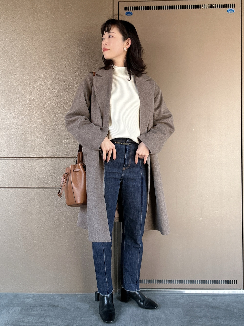 「お出かけコーデ、おでかけコーデ、休日スタイル、休日コーデ、パンツコーデ、大人女子、シンプルスタイル、ニットコーデ、キレイめコーデ、ブーツスタイル、ゆるコーデ、冬アウター、パンツスタイル、きれいめカジュアル、きれいめコーディネート」｜「GALLARDAGALANTEのチャンキーヒールショートブーツ（ブーツ、ブラック系）」を使った、toommypeco5さん（骨格ストレート・レディース・165cm）の冬コーディネートの1枚目の写真