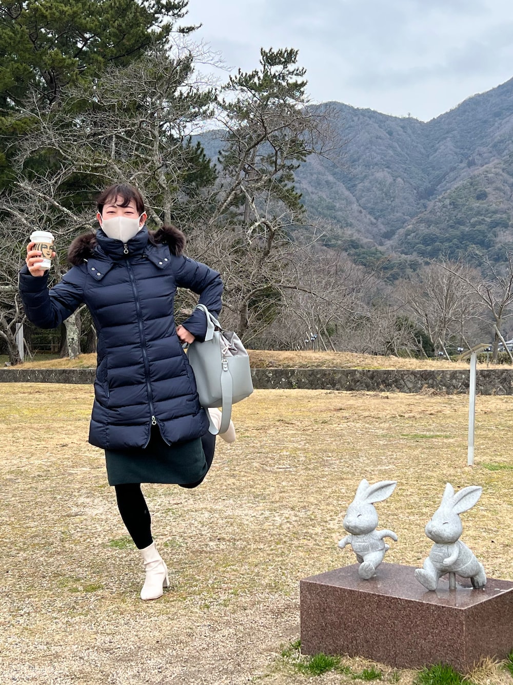 「大人カジュアル、タトラス、TATRAS、きれいめカジュアル、ニットワンピース、休日スタイル、休日コーデ、お出かけコーデ、おでかけ、ダウンコート、ショートブーツ」｜「green label relaxingのCS イソザイコンビ 2WAY バッグ（ショルダーバッグ、グレー系）」を使った、toommypeco5さん（レディース・165cm）の冬コーディネートの1枚目の写真