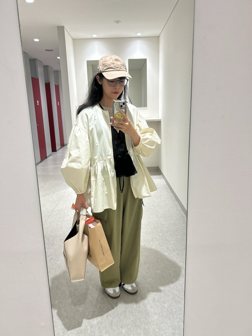 「お出かけコーデ、お出かけスタイル、30代コーデ、カーキパンツ、オトナカジュアル、大人カジュアル、大人可愛い、高身長女子、春コーデ、シンプルスタイル、フリフリ、オトナ女子、シンプルコーデ、スニーカー、パンツスタイル」｜「adidasのサンバ OG / SAMBA OG / アディダスオリジナルス adidas Originals スニーカー（スニーカー、ホワイト系）」を使った、toommypeco5さん（骨格ナチュラル・レディース・165cm）の春コーディネートの1枚目の写真