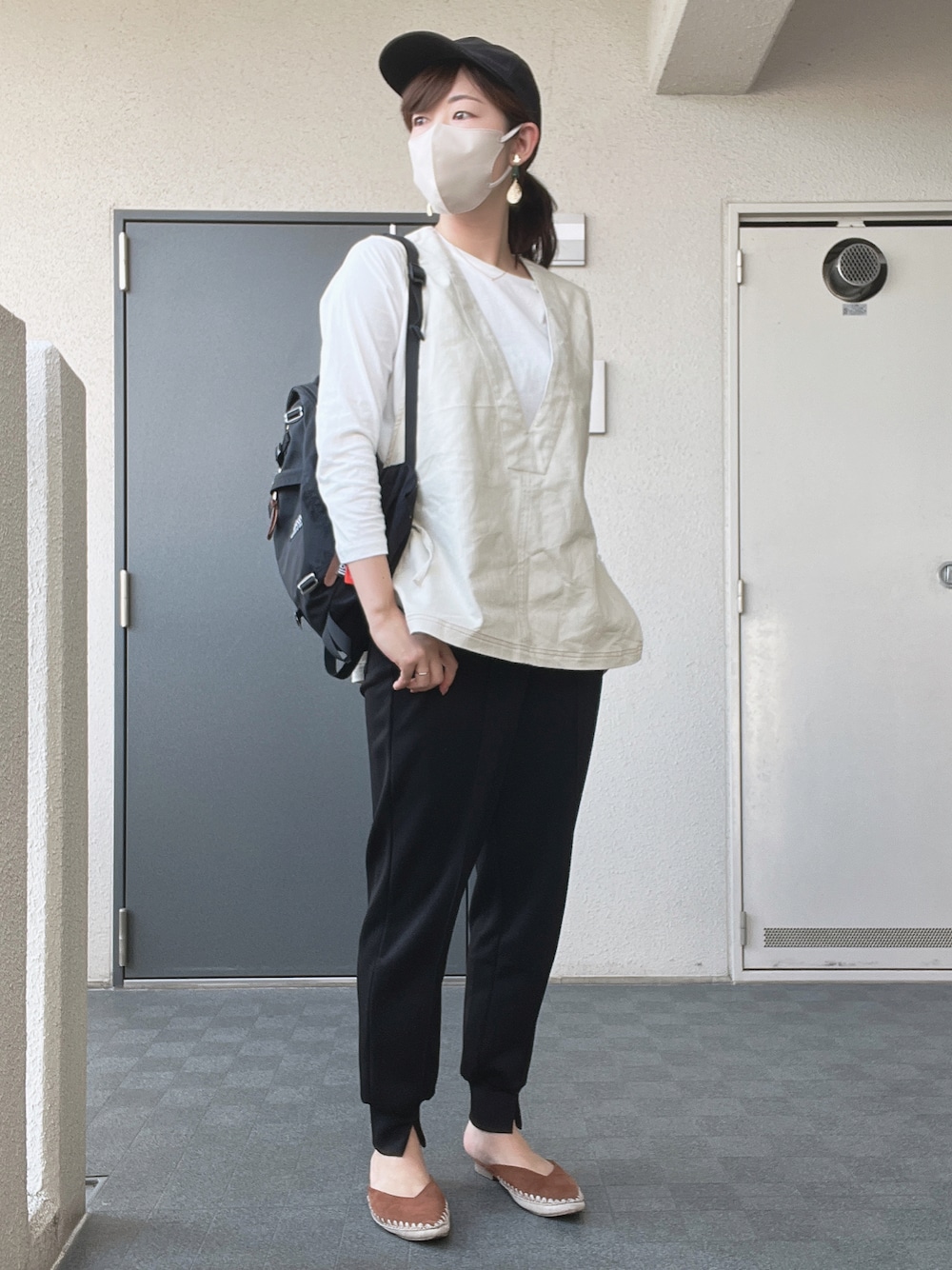 「秋ルック紹介するよ、休日スタイル、今日のコーデ、シンプル、休日コーデ、ベスト、大人カジュアル、秋、サイクリング」｜「coenのコンビVカットミュール（サンダル、ブラウン系）」を使った、toommypeco5さん（骨格ストレート・レディース・165cm）の秋コーディネートの1枚目の写真