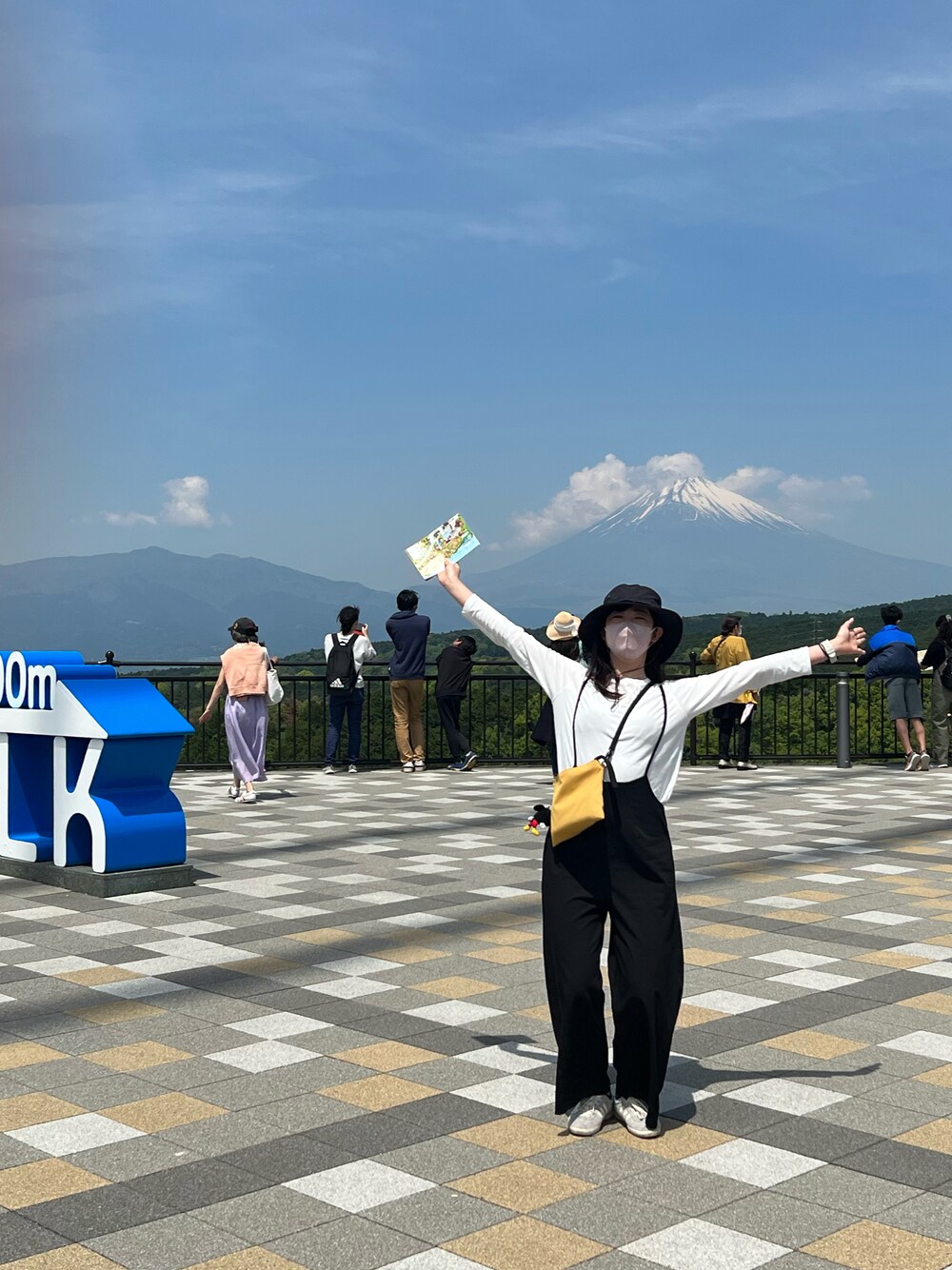 「大人カジュアル、休日スタイル、休日コーデ、運動コーデ、アドベンチャー」｜「coenの【WEB限定カラー】2セットサロペット#（サロペット/オーバーオール、ブラック系）」を使った、toommypeco5さん（レディース・165cm）の春コーディネートの1枚目の写真