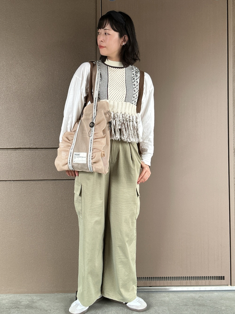 「楽チンコーデ、お出かけコーデ、お出かけスタイル、オトナ女子、30代コーデ、春服コーデ、オトナカワイイ、休日スタイル、休日コーデ、ゆるコーデ、カジュアル、最近のいい感じコーデ、高身長女子、ベスト、カーキパンツ」｜「FREAK'S STOREのBROWN THEATRE PRODUCTS × FREAK'S STORE/ブラウン バイ シアタープロダクツ 別注 メッシュフリルシューズバッグ/シアー トートバッグ（トートバッグ、ベージュ系）」を使った、toommypeco5さん（骨格ナチュラル・レディース・165cm）の春コーディネートの1枚目の写真