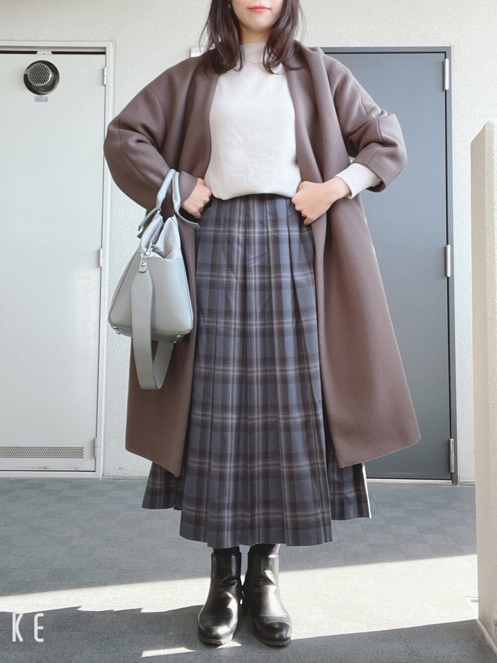 「ロンクスカート、大人カジュアル、チェックスカート、ブラウンコート、お散歩コーデ、休日スタイル、休日コーデ」｜「GLOBAL WORKのキルトチェックスカート/215897（スカート、ブルー系）」を使った、toommypeco5さん（レディース・165cm）の冬コーディネートの1枚目の写真