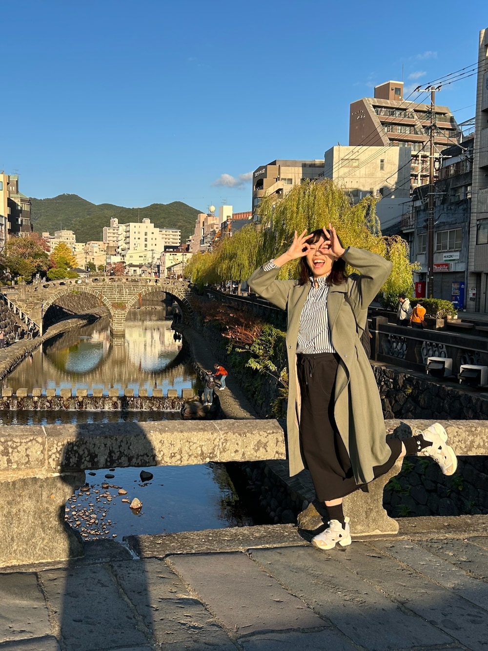 「カジュアルコーデ、きれいめカジュアル、おでかけコーデ、おでかけスタイル、休日スタイル、休日コーデ、アニヤハインドマーチ、Anya Hindmarch、ANYAHINDMARCH、ユニクロコラボ、UNIQLO、ストライプシャツ、リーボック(Reebok)、ポンプフューリー、オトナ女子」｜「ReebokのReebok INSTAPUMP FURY 95 / リーボック インスタポンプ フューリー 95（スニーカー、ベージュ系）」を使った、toommypeco5さん（骨格ストレート・レディース・165cm）の秋コーディネートの1枚目の写真