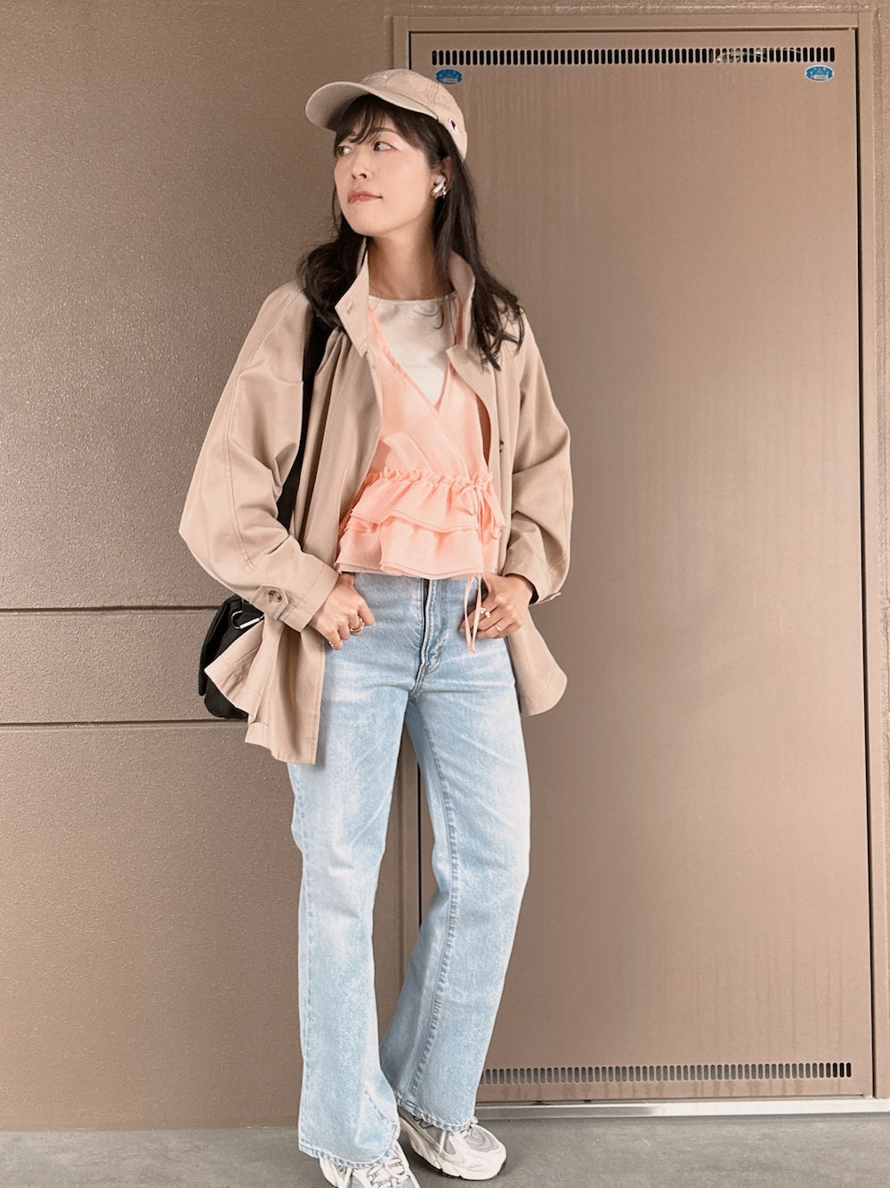 「春めき満開コーデ、おでかけコーデ、おでかけスタイル、お出かけスタイル、お出かけコーデ、春コーデ、ピンク、デニムパンツ、休日スタイル、休日コーデ、30代コーデ、30代ファッション、きれいめカジュアル、スニーカー、花見」｜「NEW BALANCEの＜New Balance＞ML725/スニーカー（スニーカー、グレー系）」を使った、toommypeco5さん（骨格ナチュラル・レディース・165cm）の春コーディネートの1枚目の写真