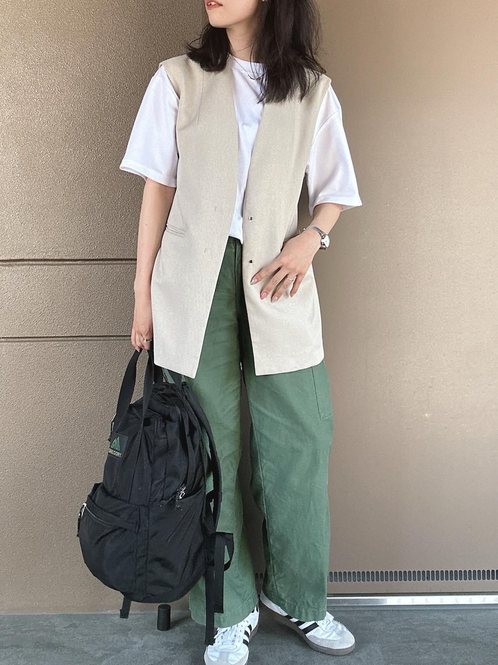 「夏コーデ、カーキパンツ、スニーカーコーデ、サンバ、アディダス、ベスト、ジレ、シンプルスタイル、大人コーデ、大人カジュアル、ラフコーデ、休日スタイル、休日コーデ、オトナカジュアル、きれいめカジュアル」｜「adidasのサンバ OG / SAMBA OG / アディダスオリジナルス adidas Originals スニーカー（スニーカー、ホワイト系）」を使った、toommypeco5さん（骨格ストレート・レディース・165cm）の夏コーディネートの1枚目の写真