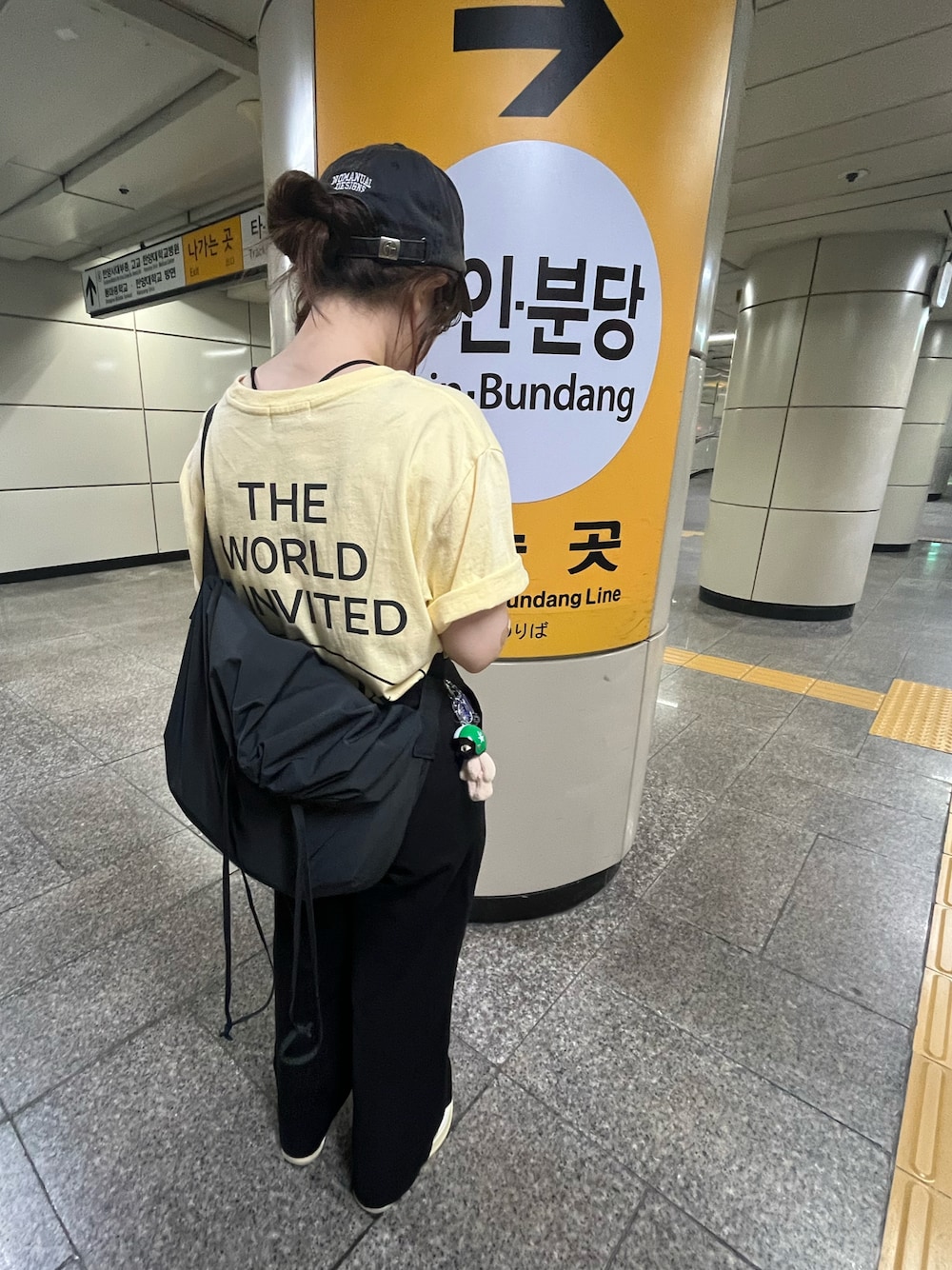 「夏コーデ、旅行コーデ、旅行スタイル、旅行、Tシャツ、ユニクロ、韓国ファッション、ストリート、スニーカー、キャップ、今日のコーデ、低身長、ショルダーバッグ、大人可愛い、大人カジュアル」｜「Kompakt Record Barのアイテム（Tシャツ/カットソー、イエロー系）」を使った、yopiさん（レディース・151cm）の夏コーディネートの1枚目の写真