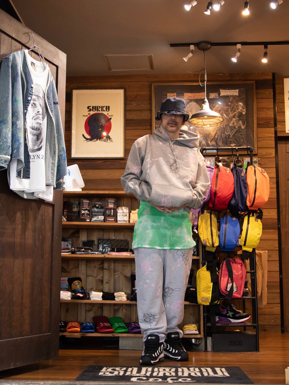 「NIKE、SPECIAL 1 CLOTHING、SKOLOCT、スウェット、ペイント、スウェットセットアップ、メッシュタンク、春コーデ、40代ストリート、裏原、surku、AIR METAL MAX、スニーカー、ラフ、原宿ストリート」｜「Yo! Bros!のアイテム（ハット、ブルー系）」を使った、Dジロさんさん（メンズ・175cm）の春コーディネートの1枚目の写真