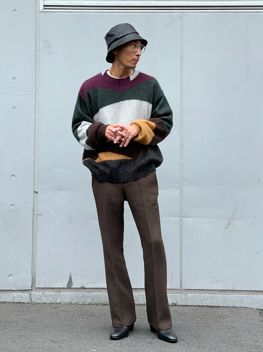 「秋コーデ、秋服準備はじめました、taupe、ニット、モヘアニット、フレアパンツ、ブラウンコーデ、ブラウンパンツ、大人カジュアル、クロムハーツ、トムブラウン、ヒールブーツ、革靴、ニットコーデ、Lui's」｜「TAUPEの【TAUPE/トープ】 モヘアインターシャクルーニット（ニット/セーター、グリーン系）」を使った、Shunsuke Itoさん（メンズ・173cm）の秋コーディネートの1枚目の写真