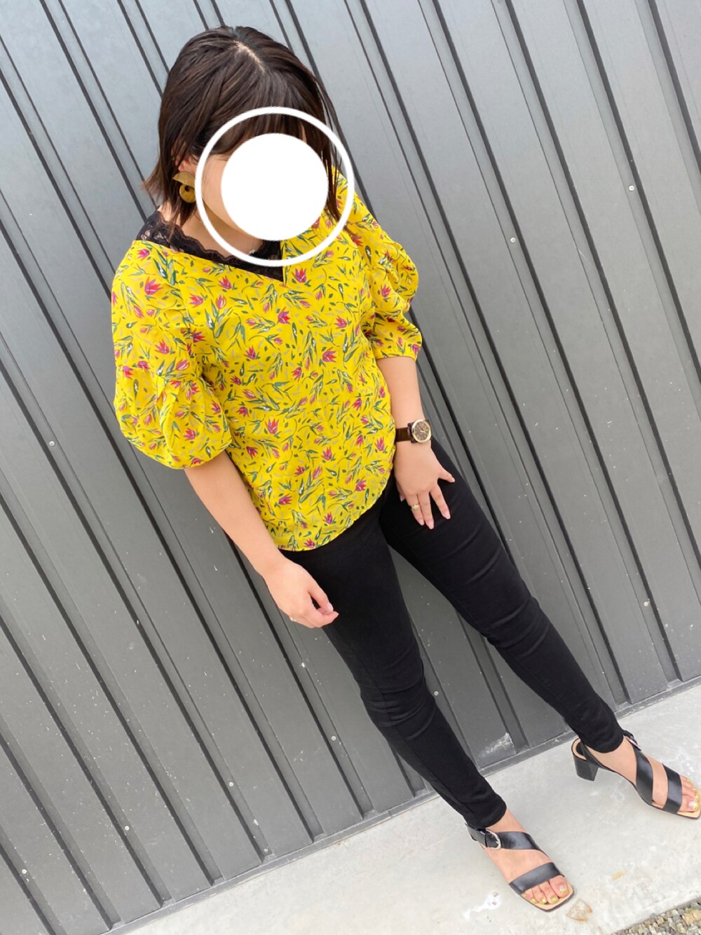 イエロー系のTシャツ/カットソー、ブラック系のデニムパンツ、ブラック系のサンダルを着用したレディースの夏コーディネートの1枚目の写真