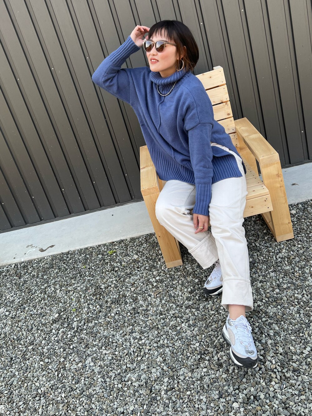 「カラーニット、タートルネック、タートルネックニット、ブルー、ブルーコーデ、ブルーニット、青ニット、デニムパンツ、デニム、ストレートデニム、ストレートパンツ、白パンツ、スニーカー、スニーカーコーデ、エアマックス98」｜「CIENAの新色追加！【CIENA】サイドスリットタートルネックニットプルオーバー（ニット/セーター、ブルー系）」を使った、ひまわり꒡̈⃝さん（レディース・162cm）の冬コーディネートの1枚目の写真
