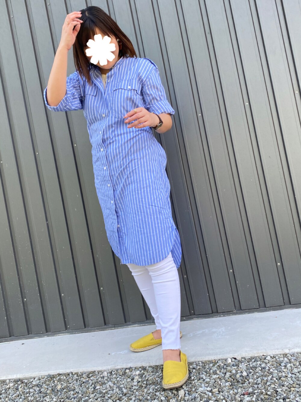 ブルー系のワンピース、ホワイト系のデニムパンツ、イエロー系のその他シューズを着用したレディースの秋コーディネートの1枚目の写真